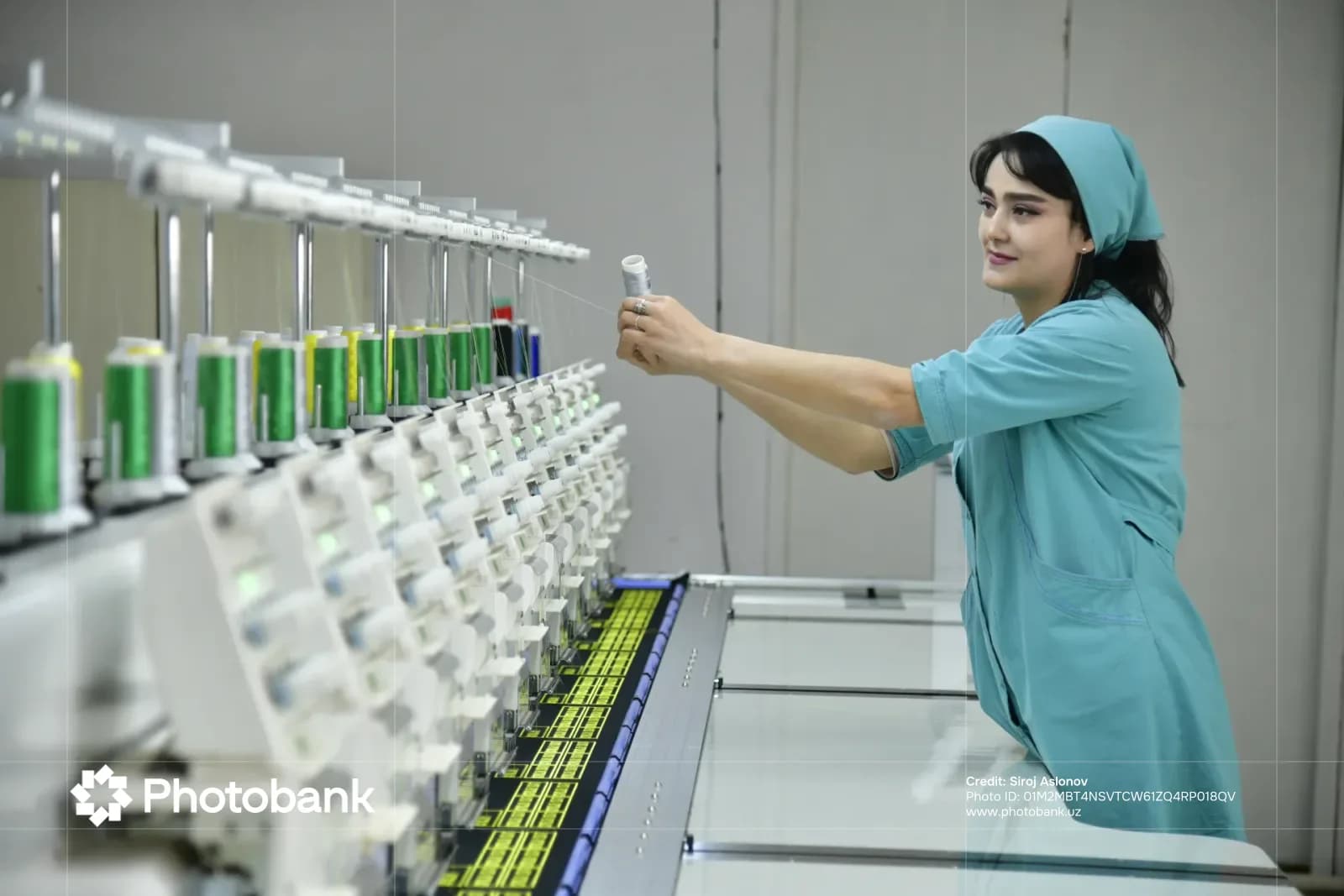 Женщина, работающая на промышленной вышивальной машине