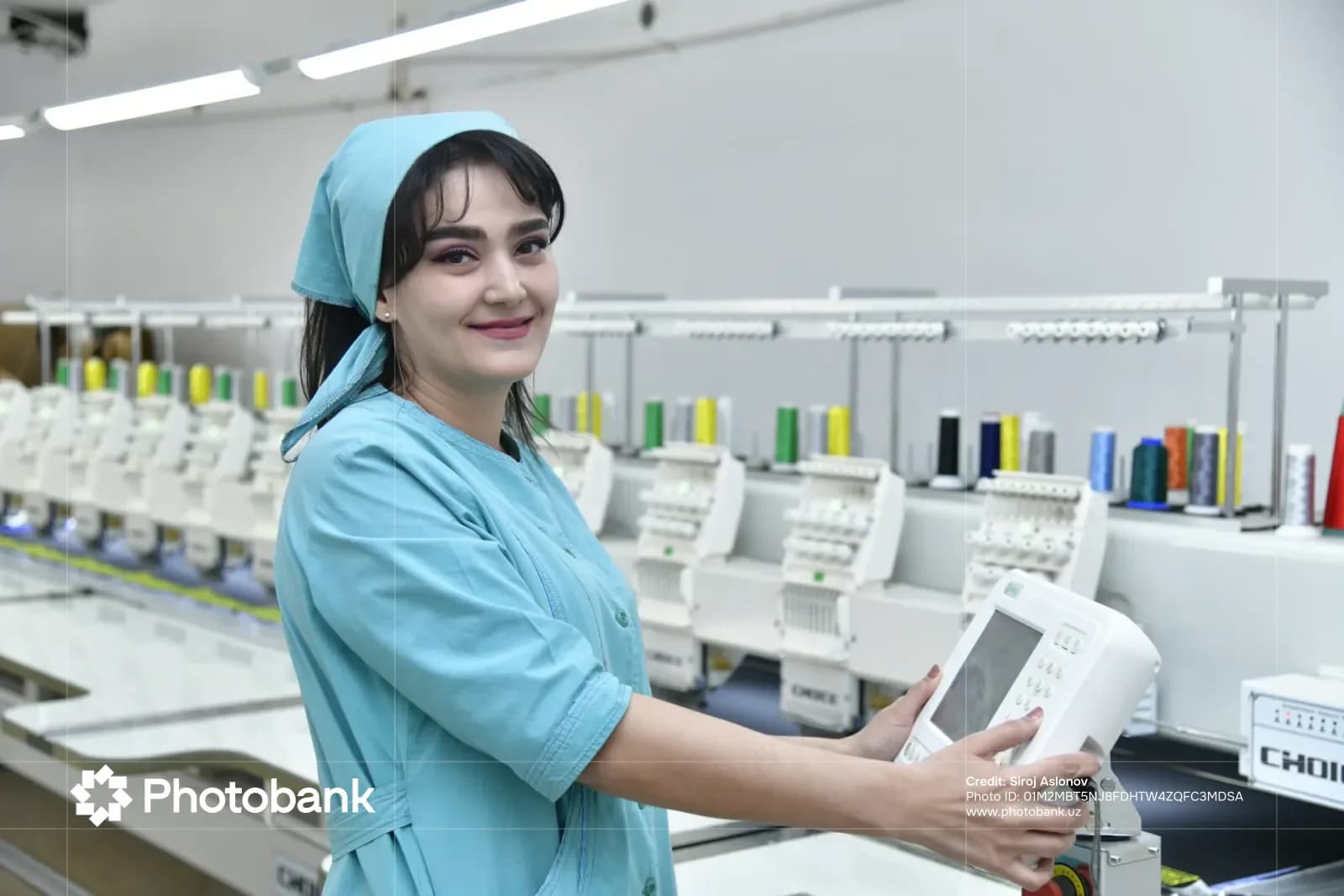 Женщина, работающая на промышленном оборудовании