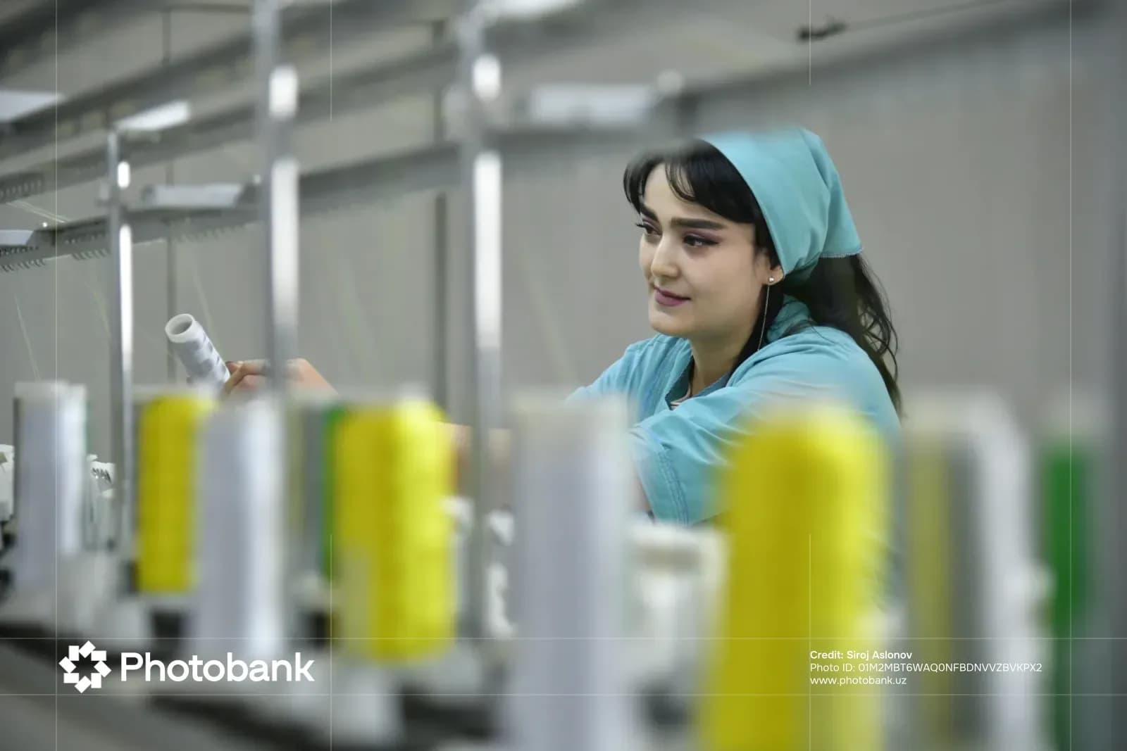 Человек, работающий на текстильных машинах