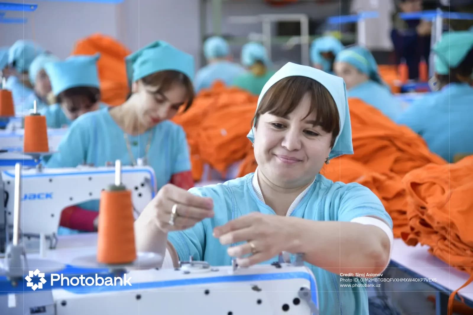Работники швейных фабрик, работающие на швейных машинах