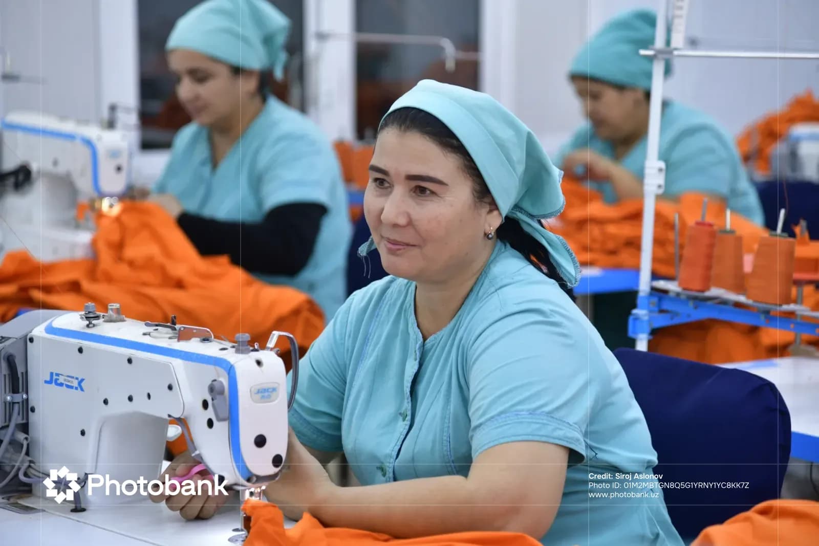 Женщины, работающие на швейных машинах в мастерской