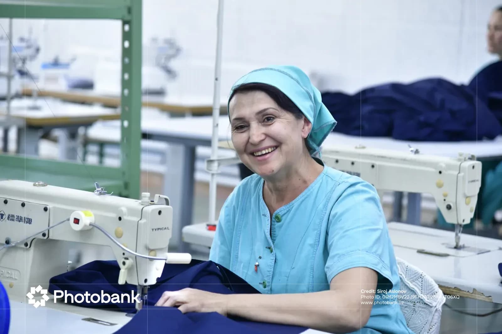 Женщина, работающая на швейной машине