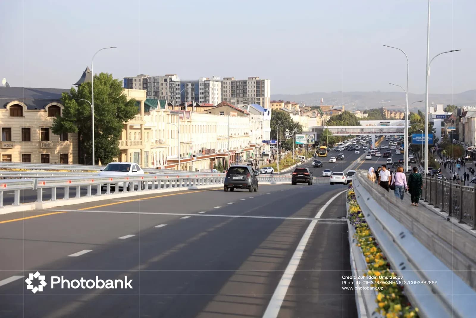 Городское движение по многополосному автомобильному мосту