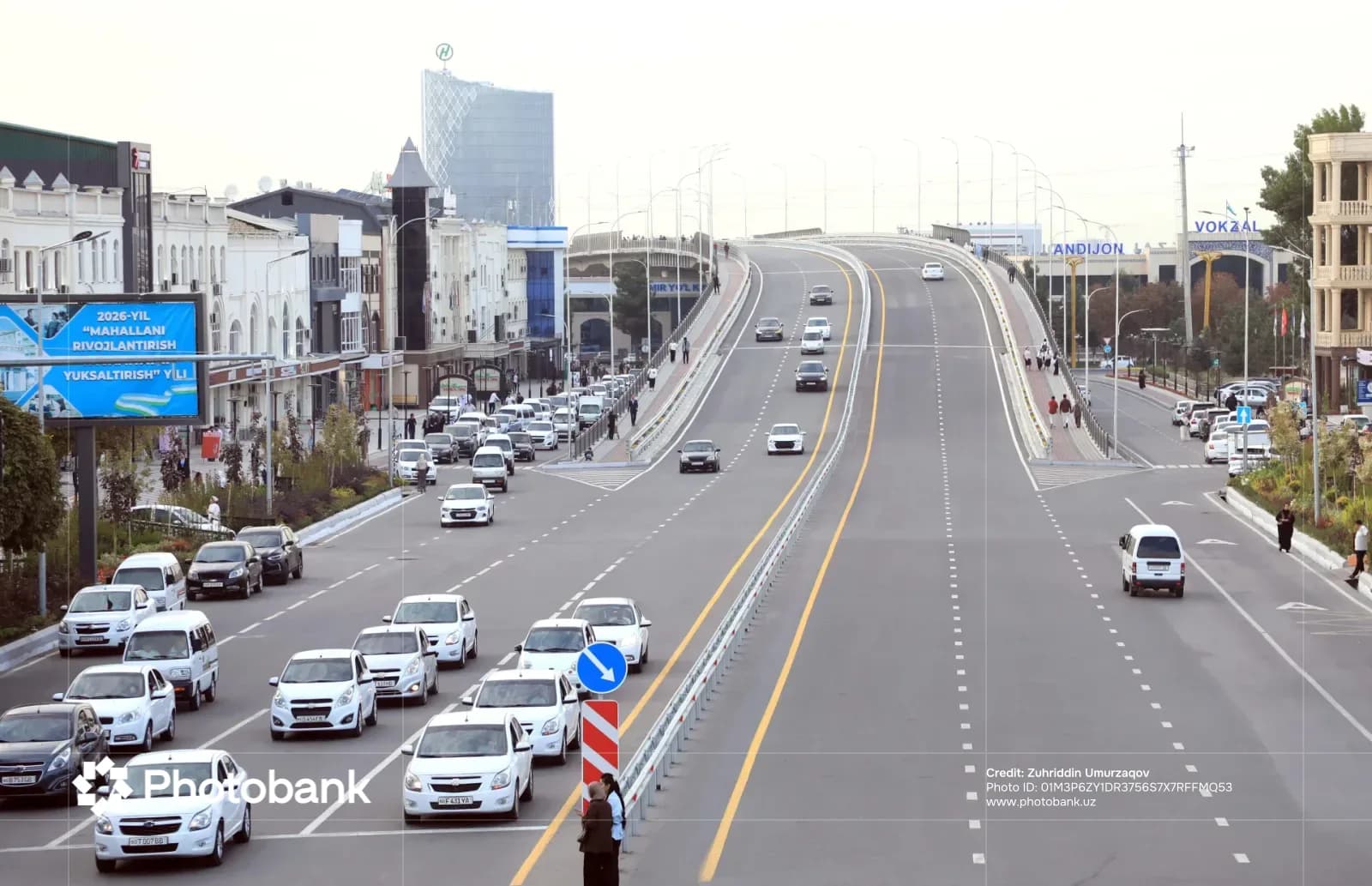 Urban traffic on multi-lane roadway and elevated overpass