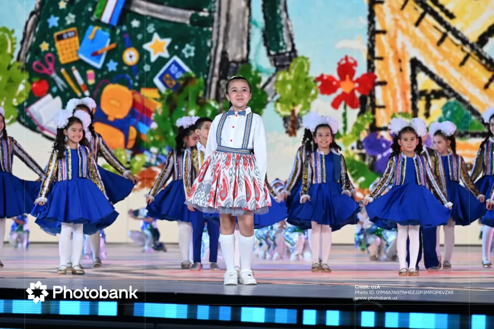Дети, выступающие на сцене