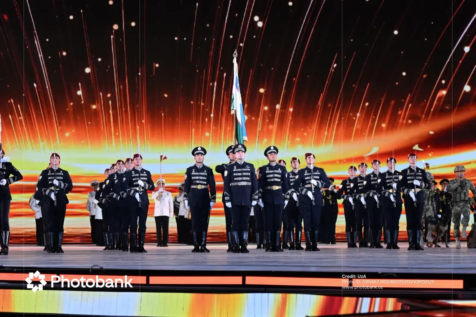 Военнослужащие в форме с винтовками на сцене