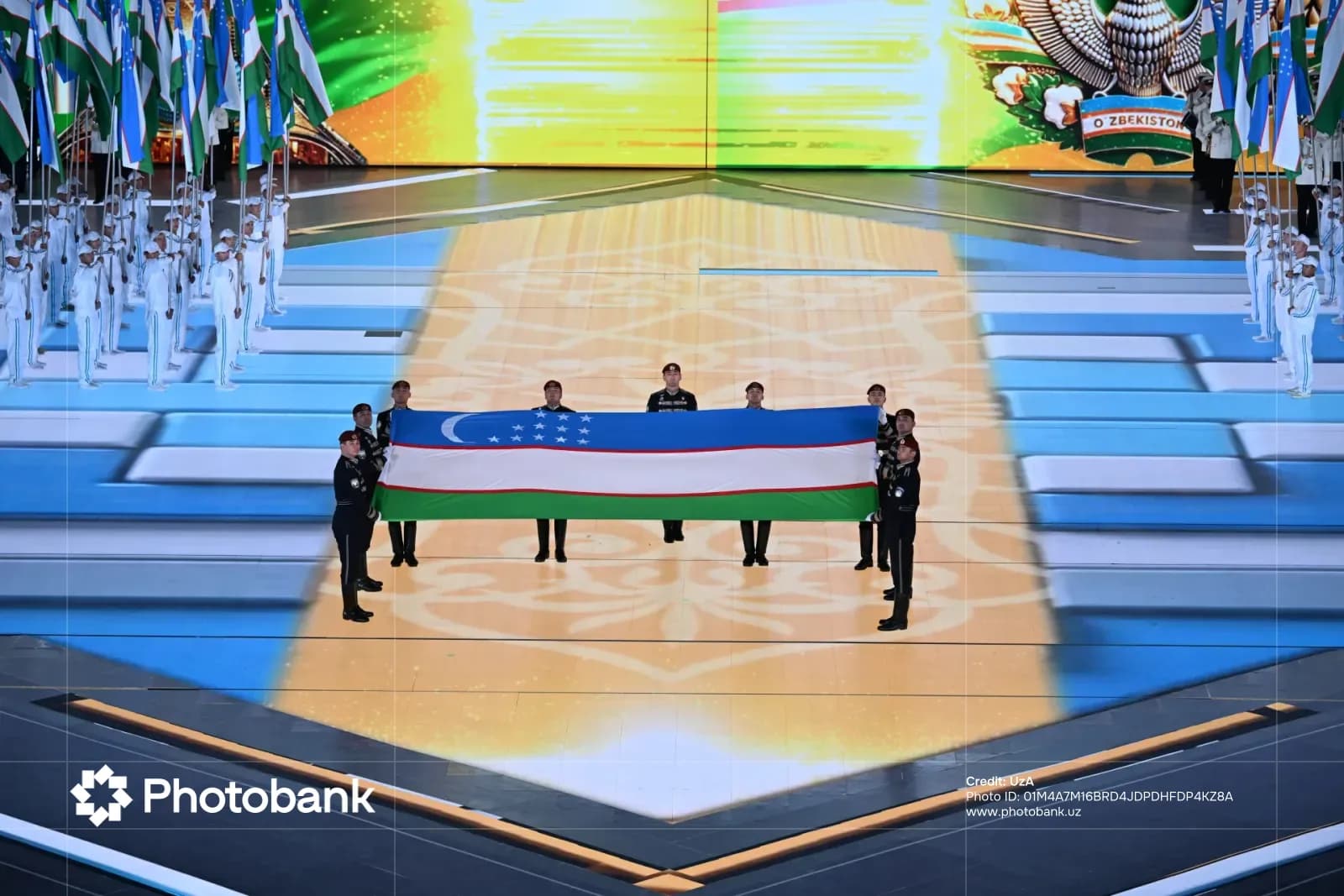 Люди с национальными флагами во время церемонии