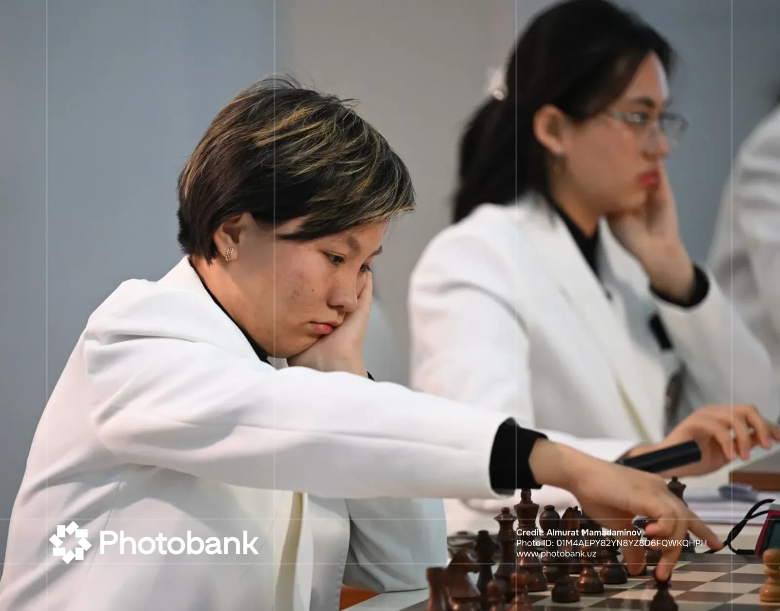 Люди, участвующие в шахматном соревновании