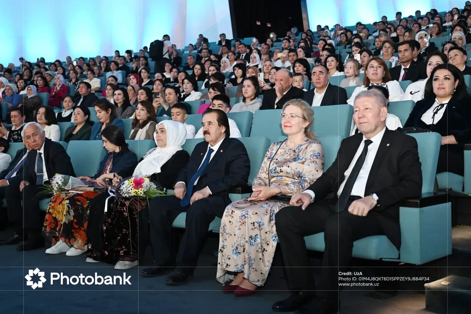 Люди, сидящие в аудитории