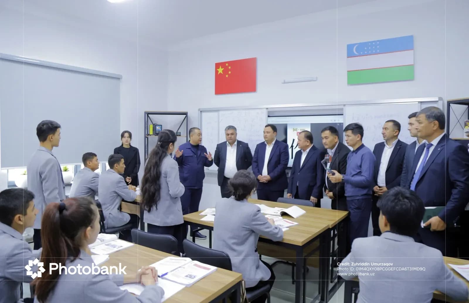 Люди собираются в классной комнате