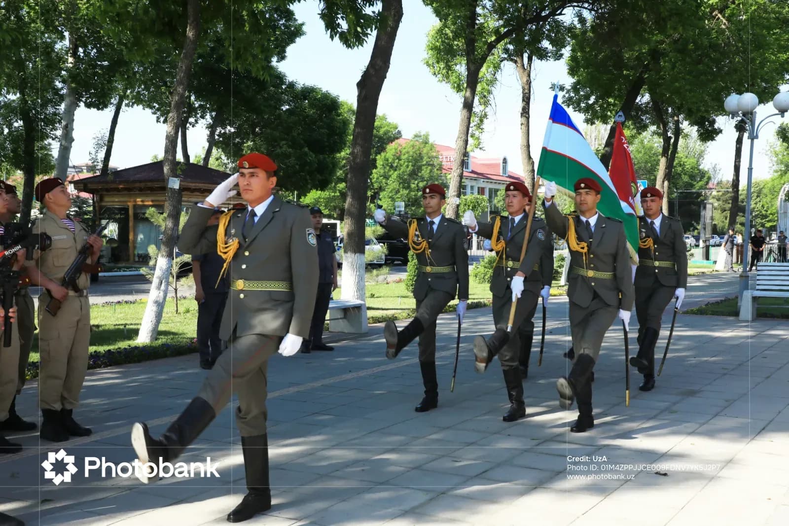 Люди в форме маршируют в парке