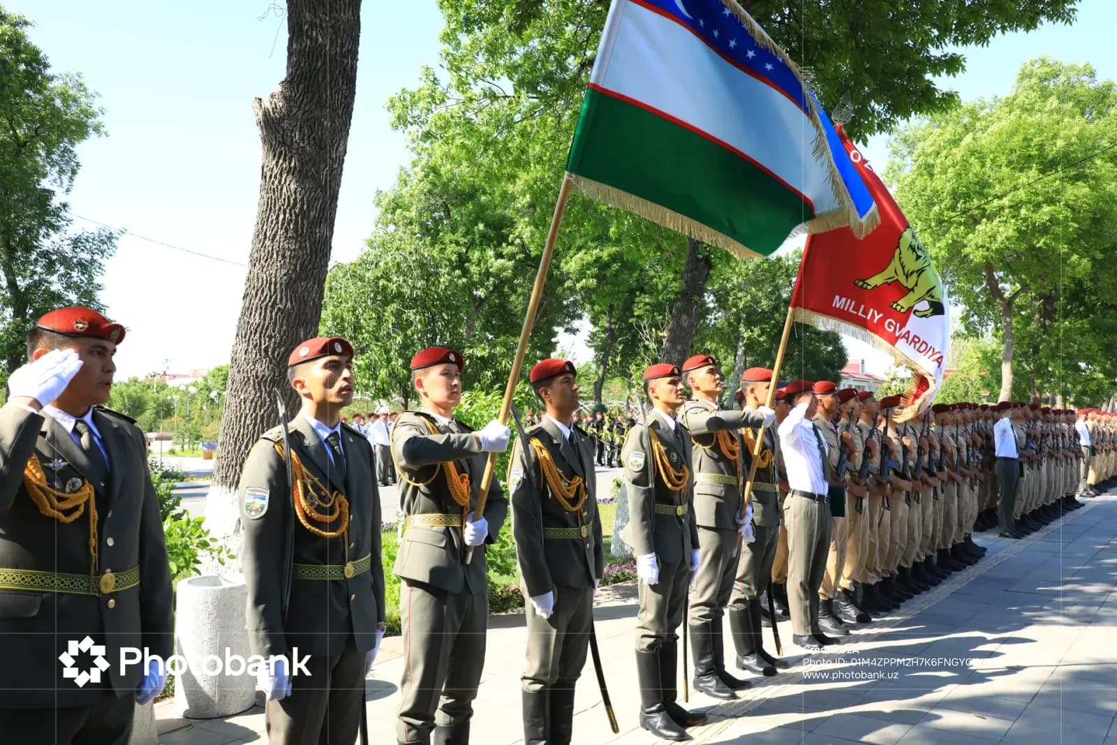 Военнослужащие с флагами в строю