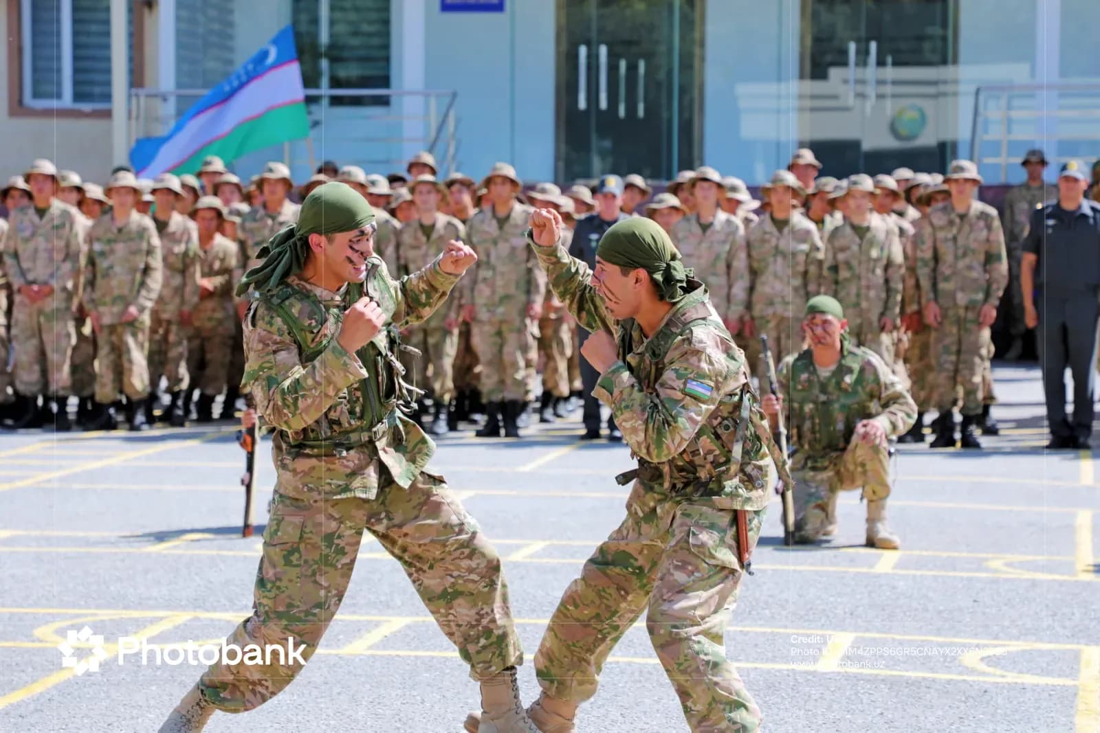 Люди в военной форме занимаются боевыми искусствами