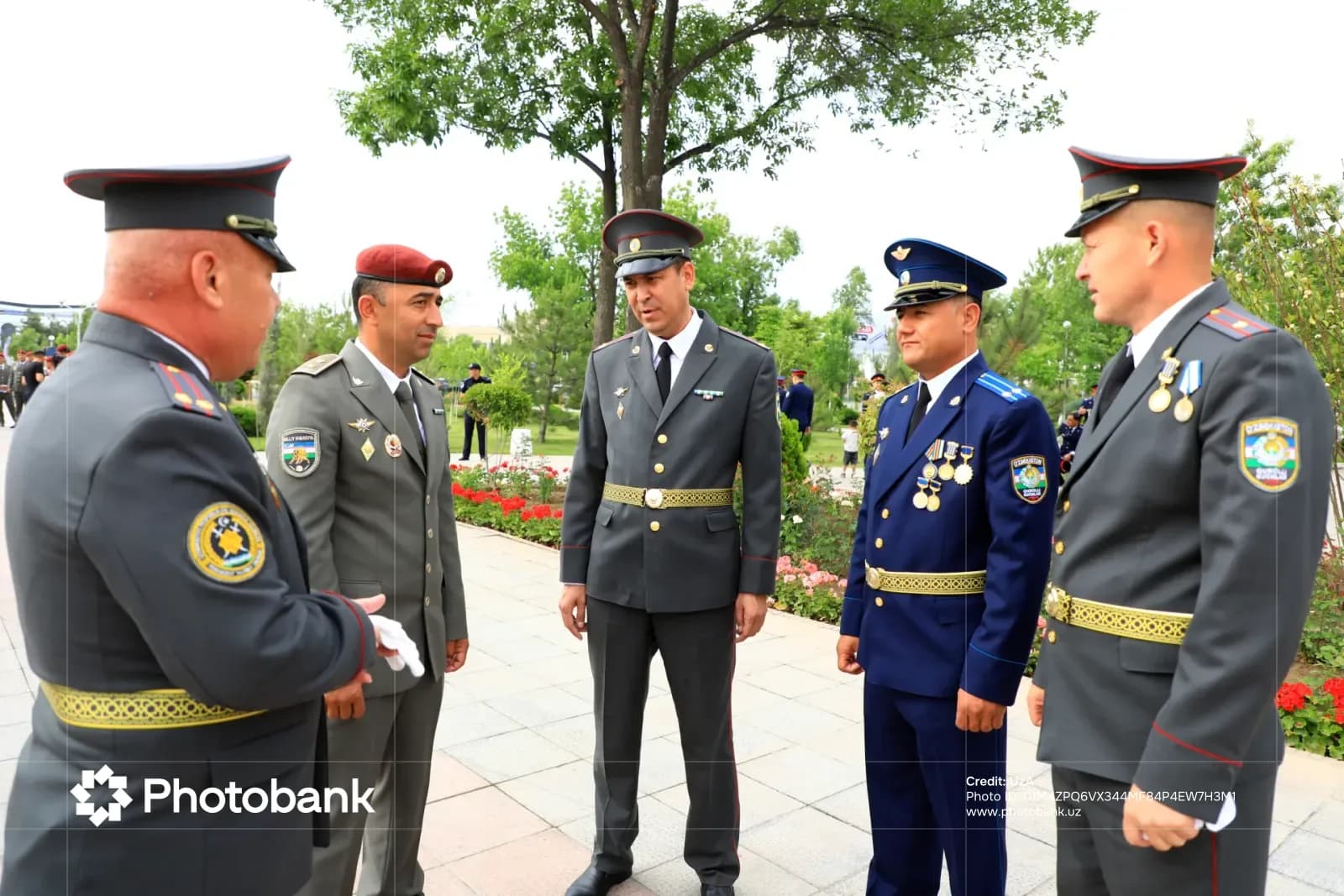 Военнослужащие в форме, стоящие на открытом воздухе