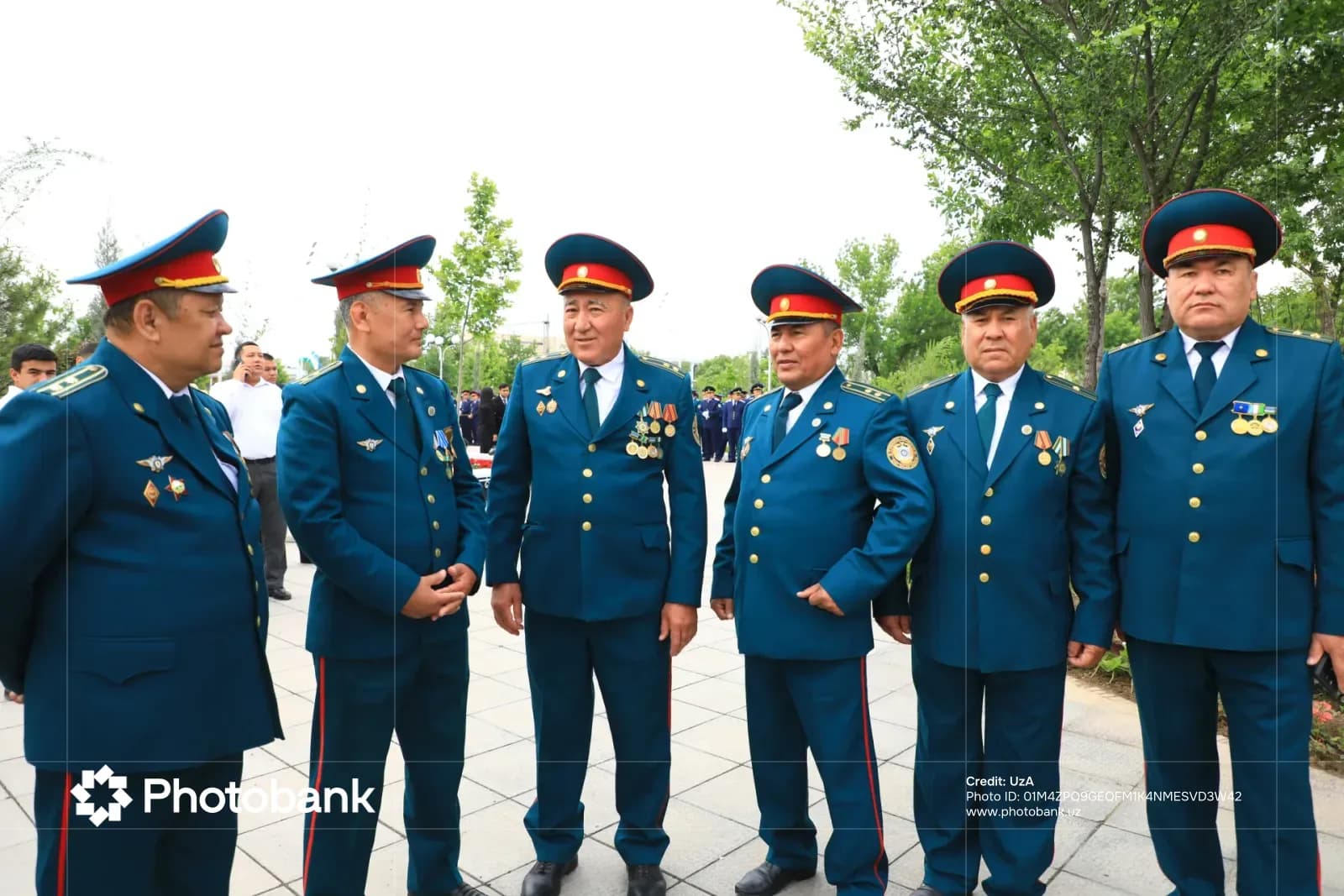 Группа чиновников в форме, собравшихся на улице