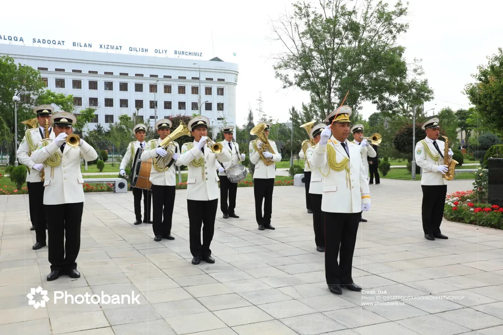 Военный духовой оркестр, выступающий на открытом воздухе в форме