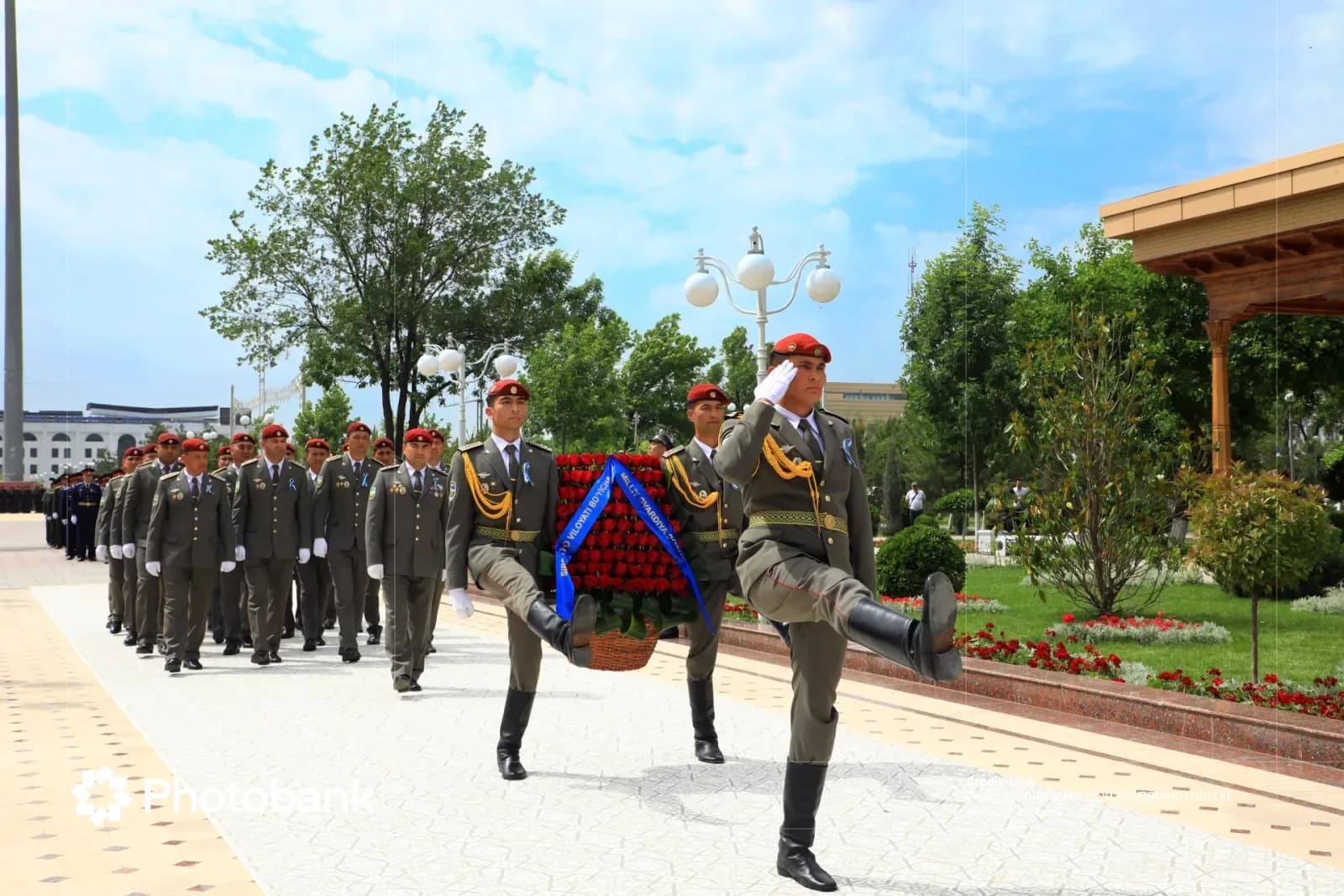 Военнослужащие в форме, марширующие маршем