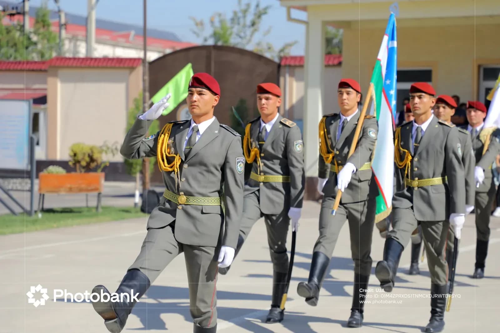 Военнослужащие в форме маршируют по строю