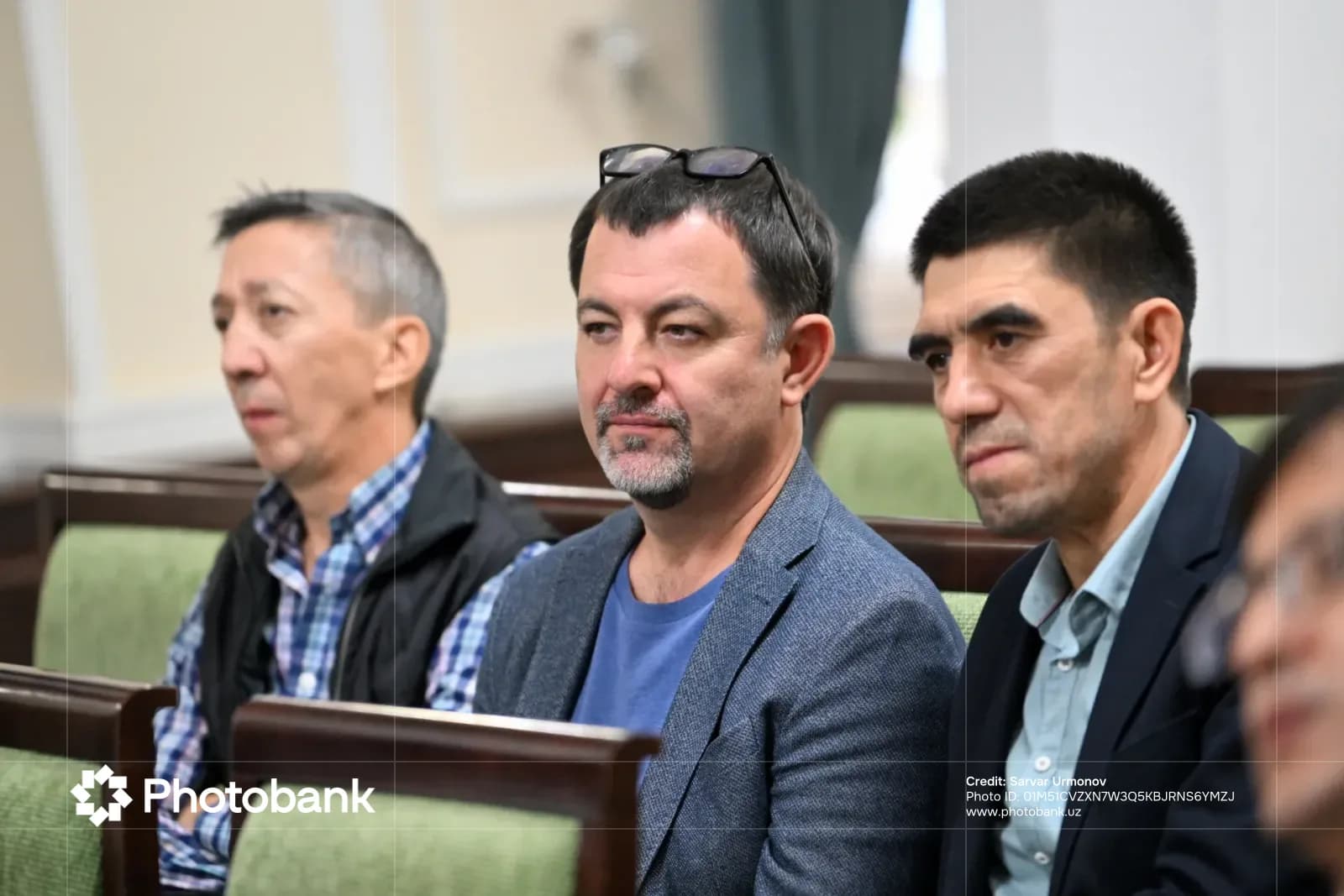Люди, сидящие на собрании в помещении