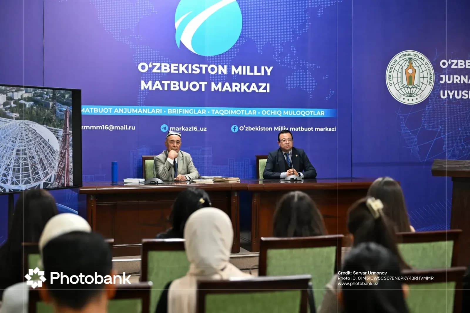Люди, посещающие конференцию в пресс-центре в Ташкенте