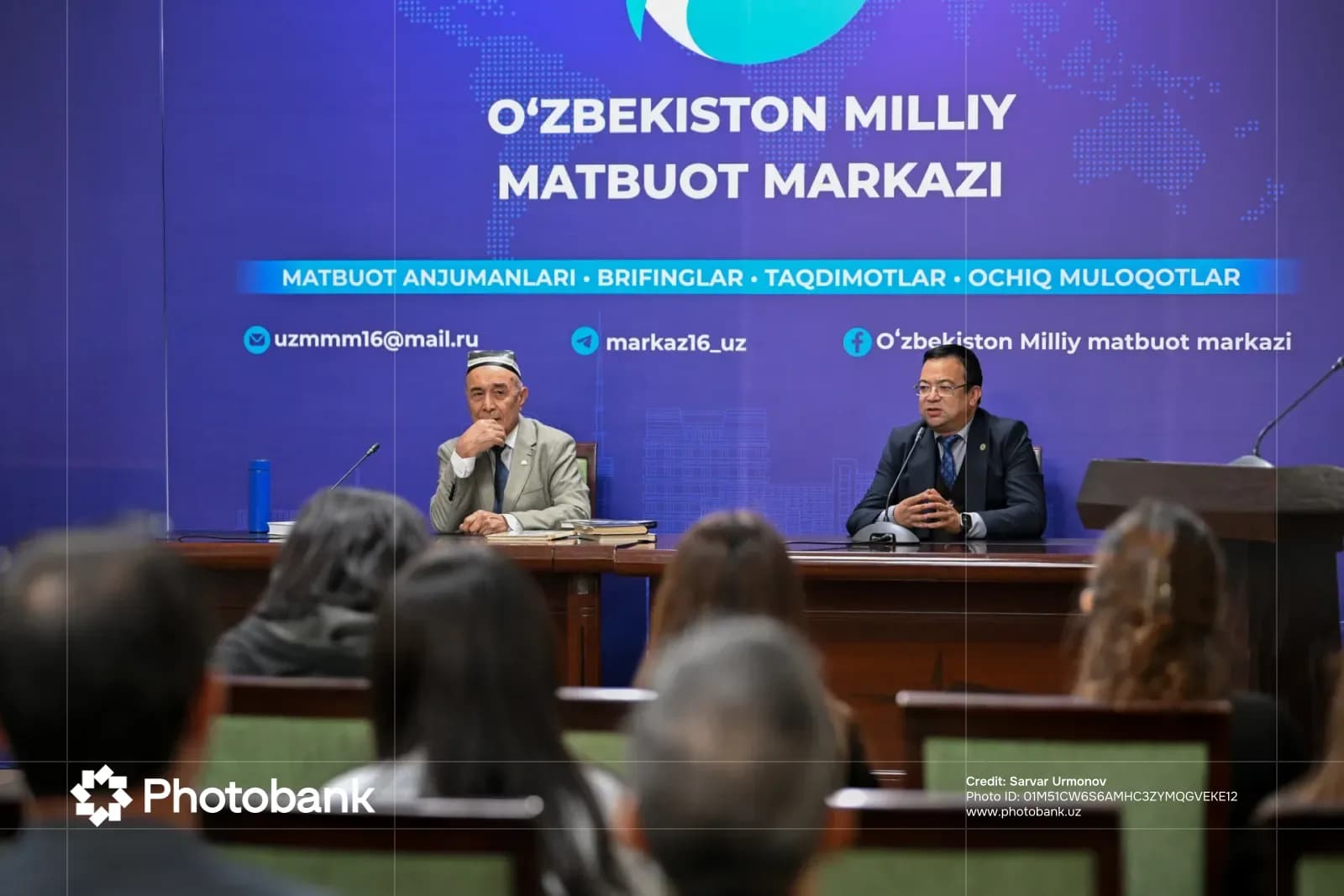 Люди, посещающие конференцию в пресс-центре в Ташкенте