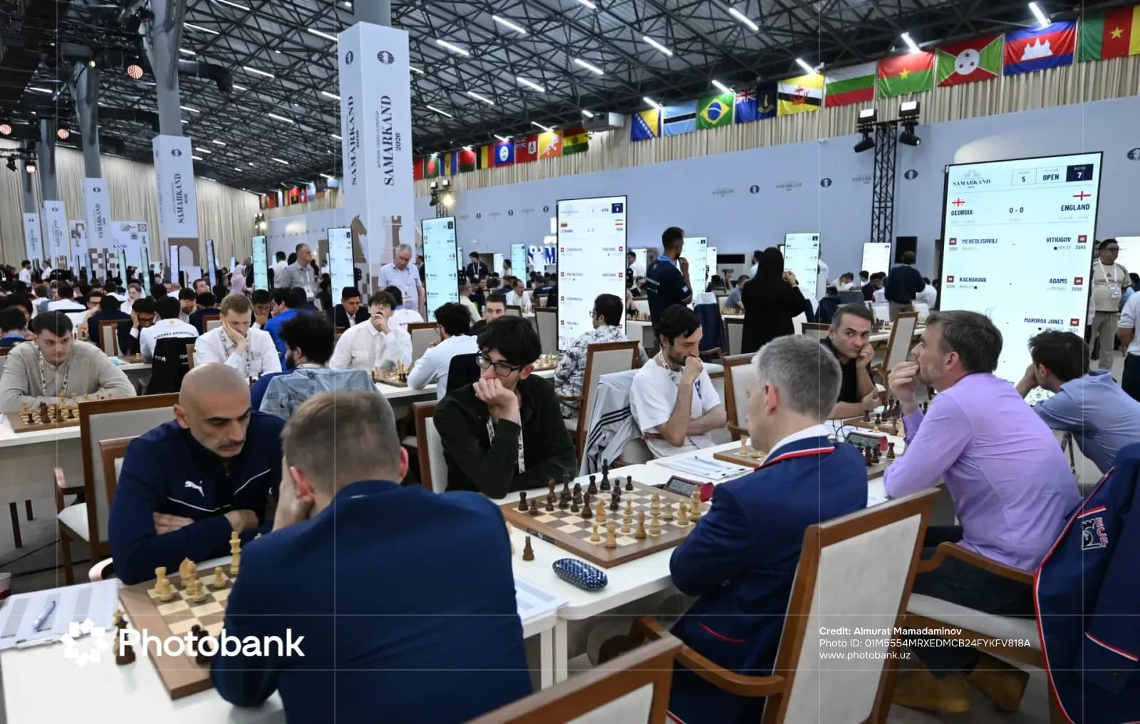 Соперники, играющие в шахматы на большом закрытом турнире