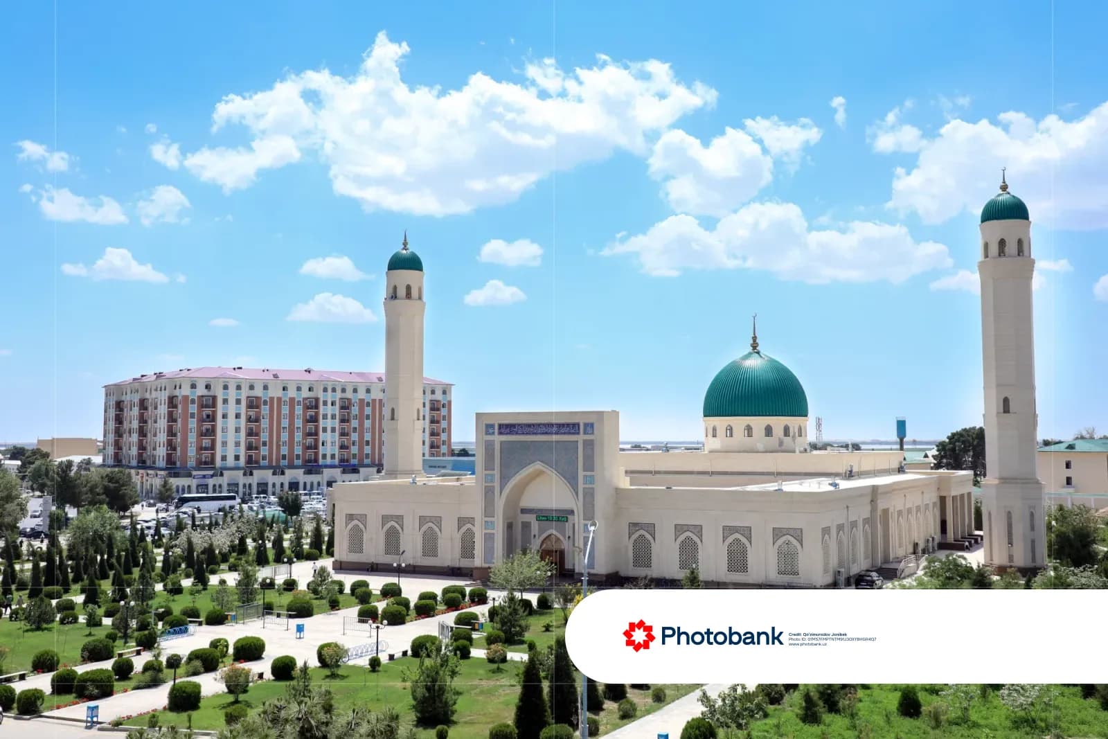 Мечеть с зелеными куполами и минаретами на территории городского парка