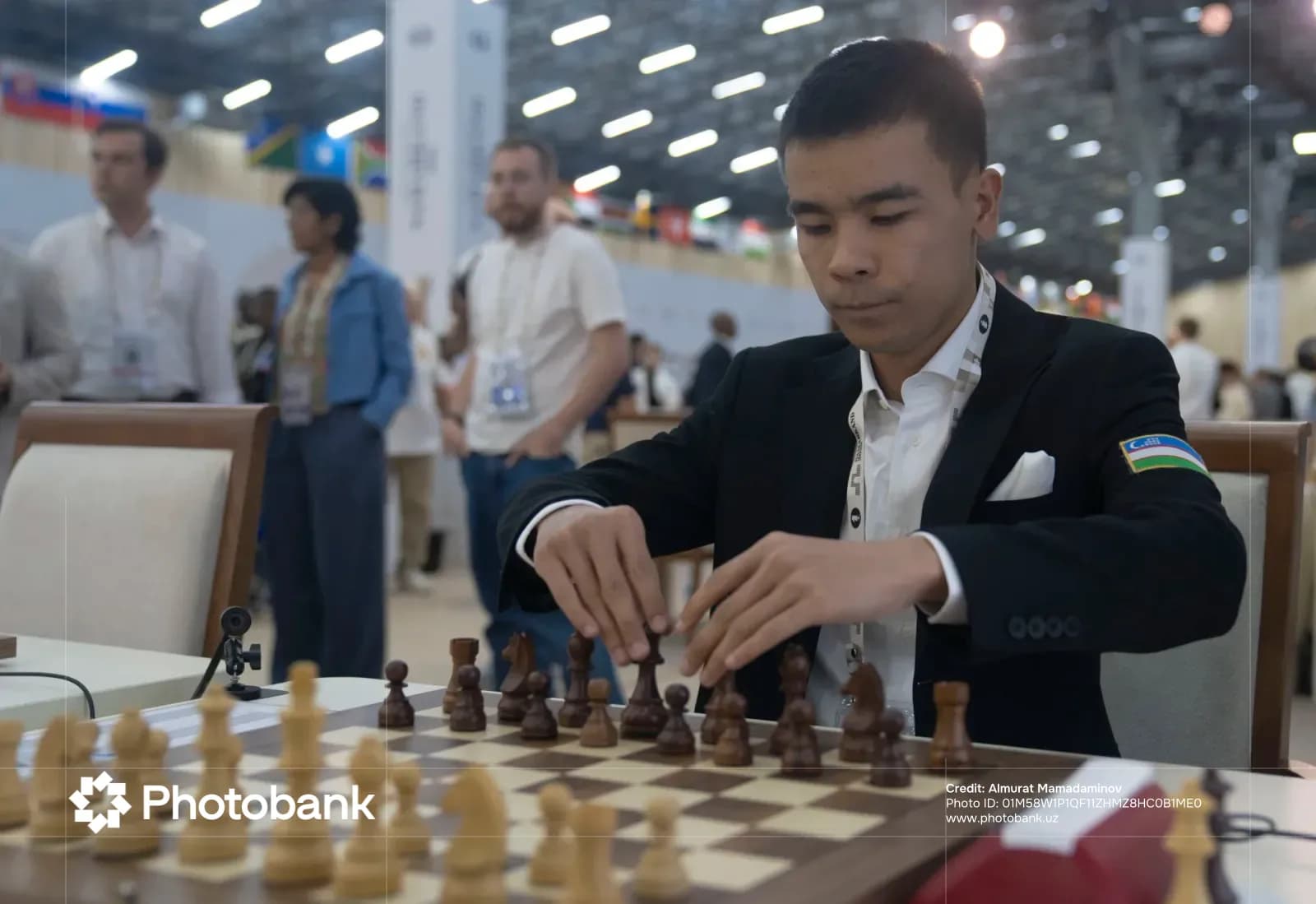 Человек, играющий в шахматы на соревновании по настольным играм