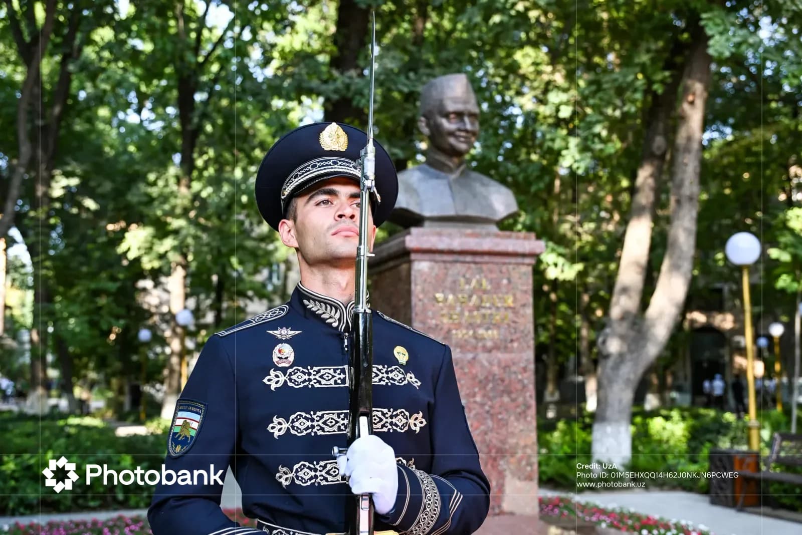 Солдат почетного караула, стоящий в строю возле памятника на открытом воздухе