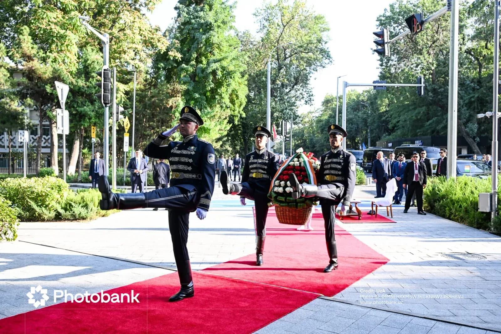Почетный караул марширует по красной дорожке на открытом воздухе