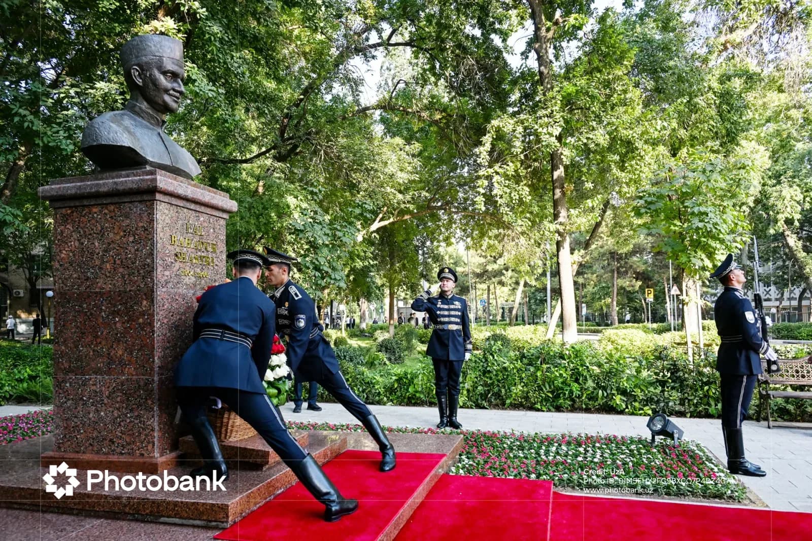 Люди в форме возле памятника на открытом воздухе