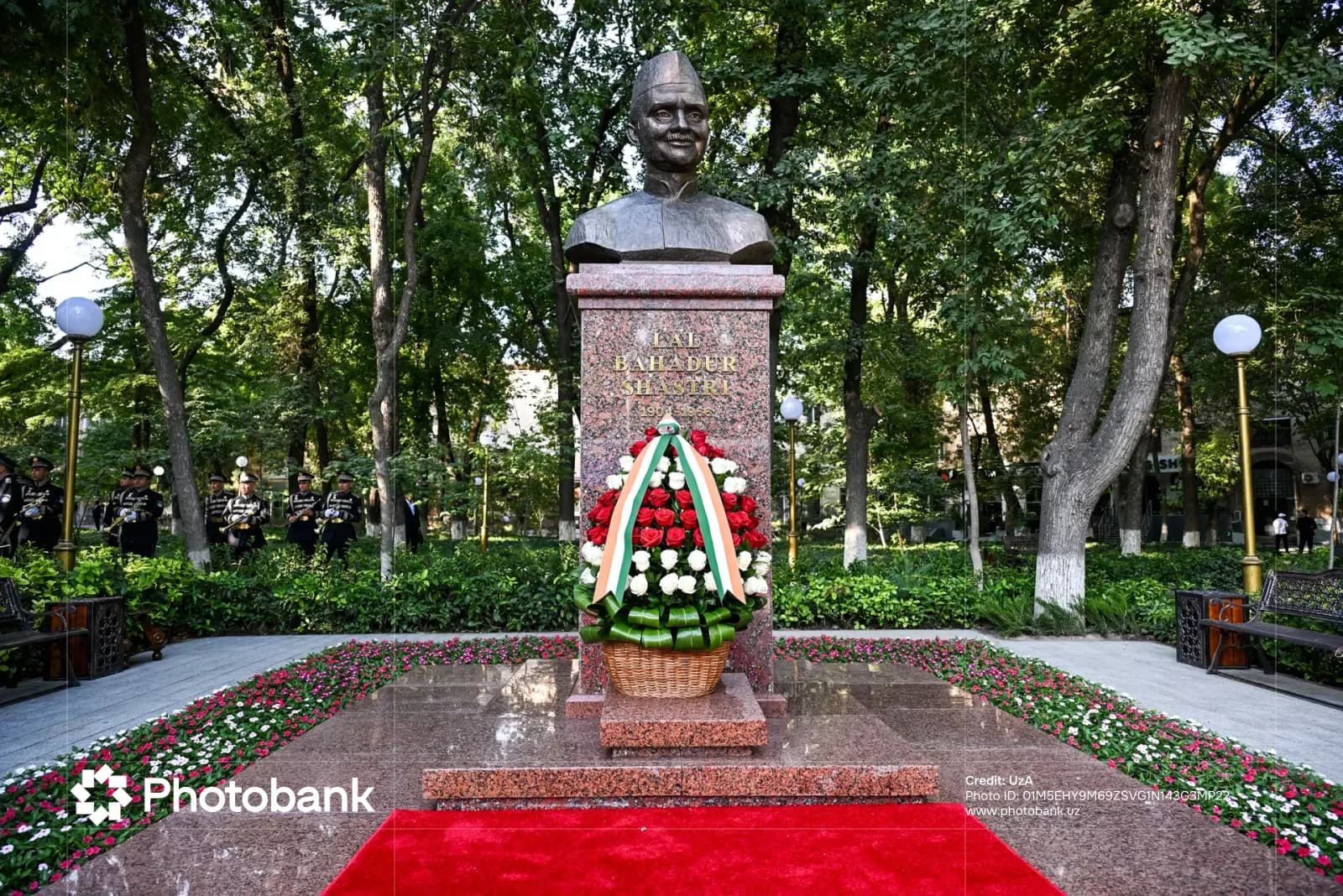 Бронзовый бюст в парке