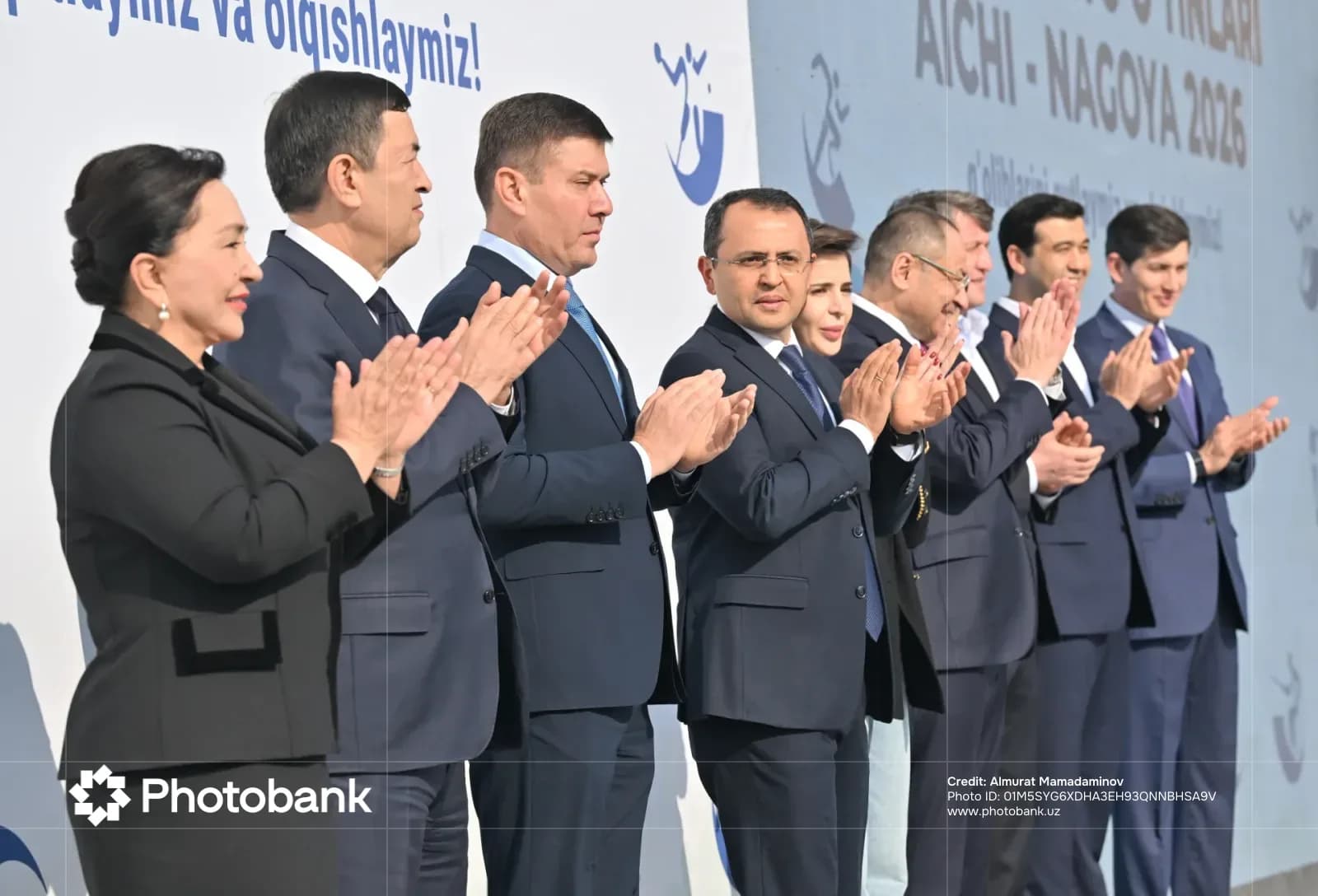 Alisher Saʼdullayev and others clapping in a line