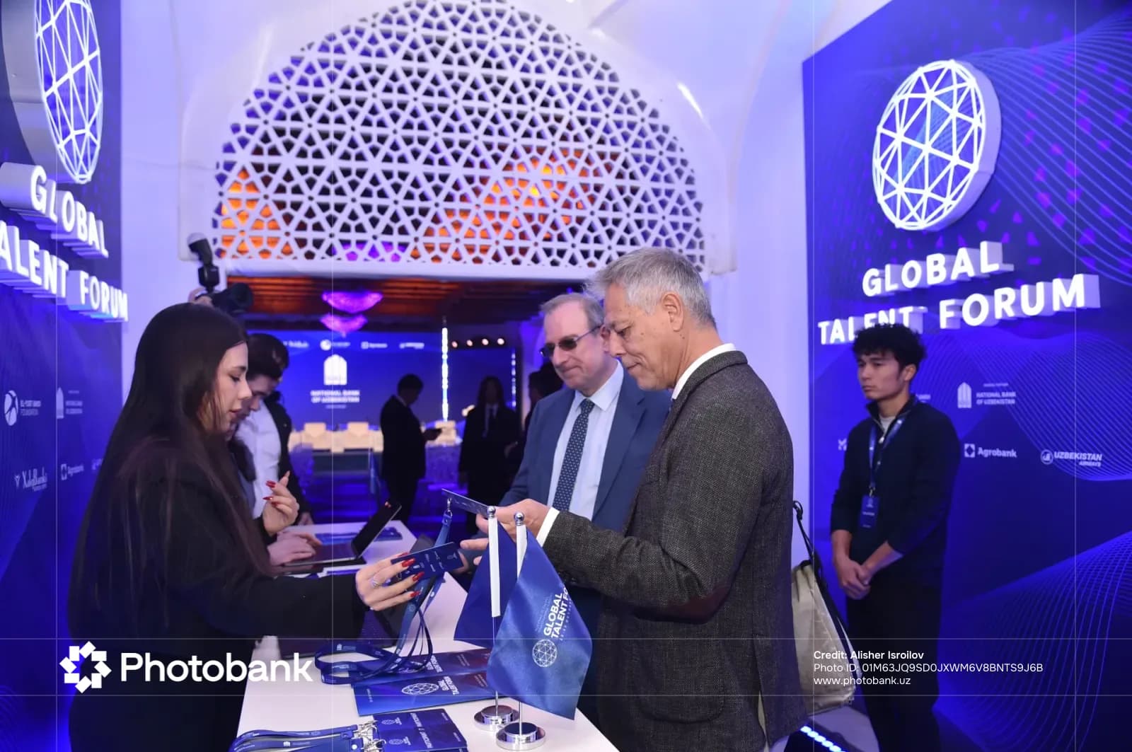 Люди на столе регистрации мероприятия Global Talent Forum