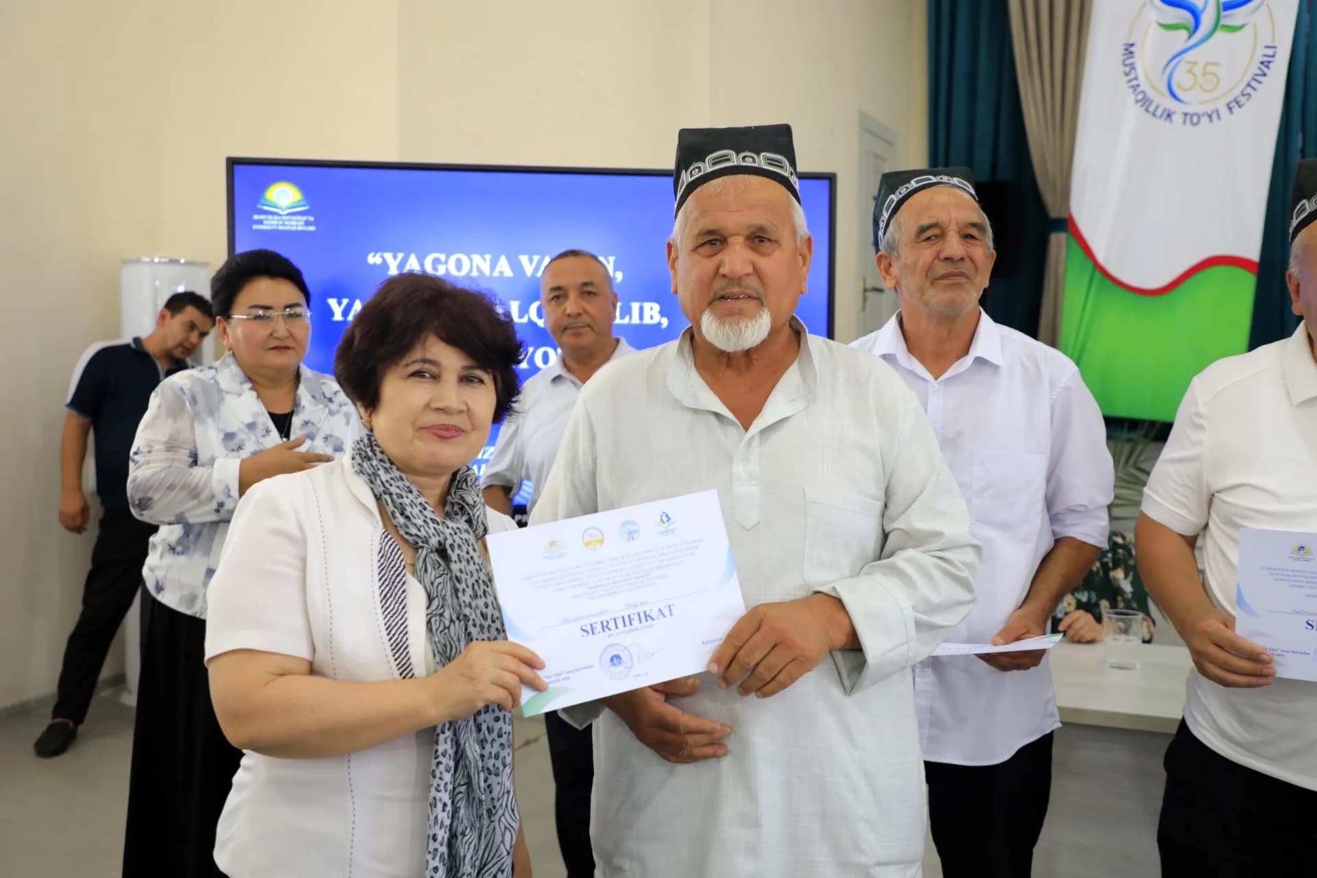 Люди с сертификатами в помещениях