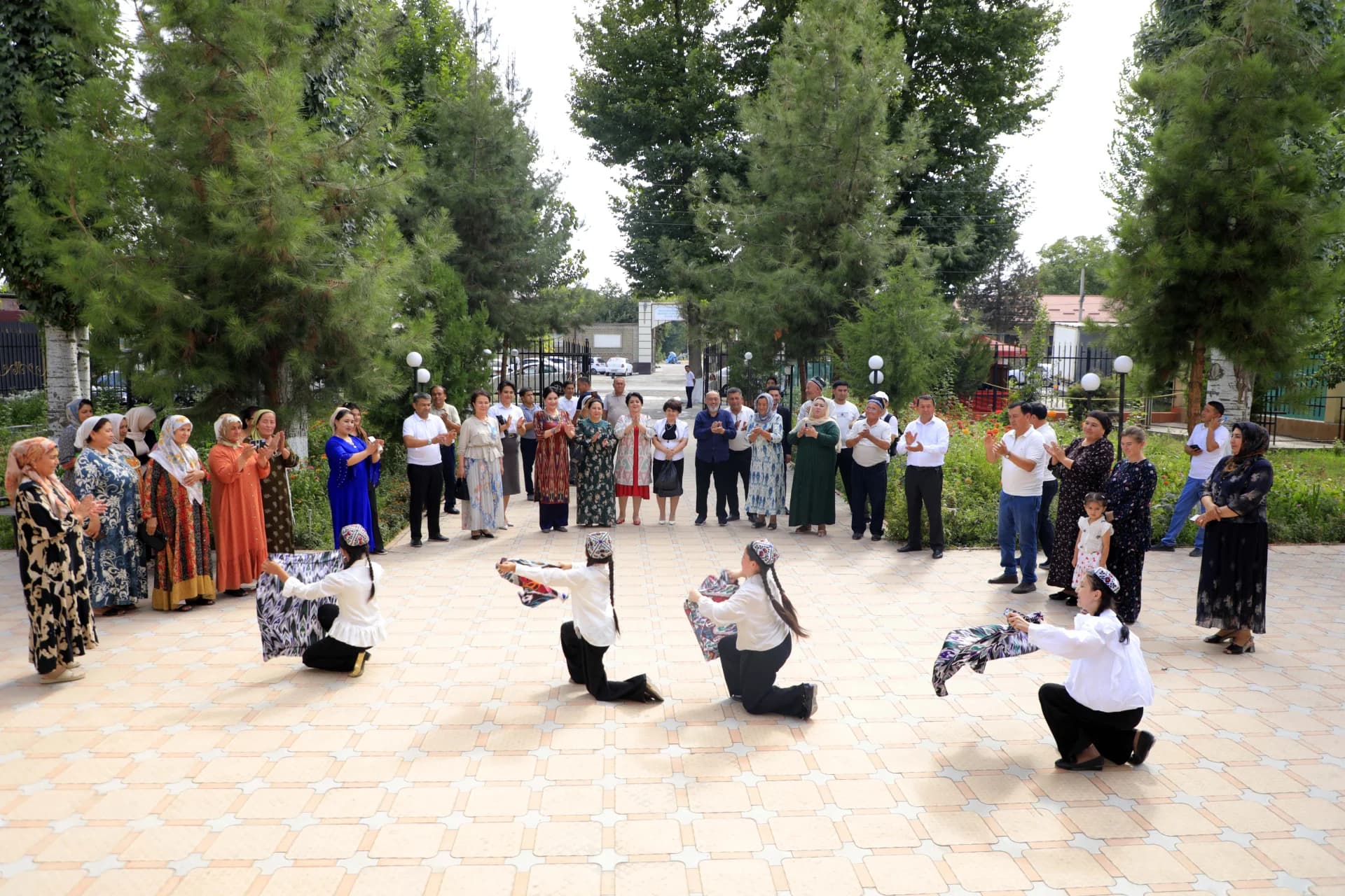 Люди, собравшиеся на улице, смотрят спектакль