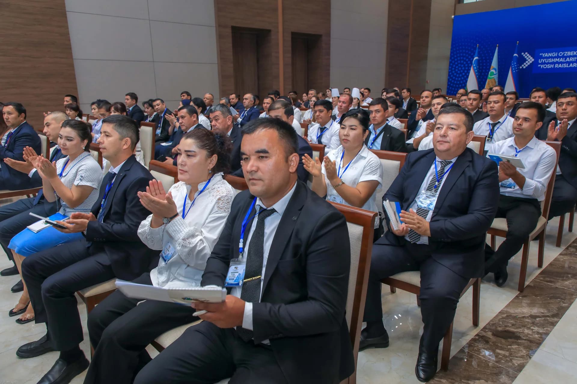 Люди, посещающие конференцию в аудитории