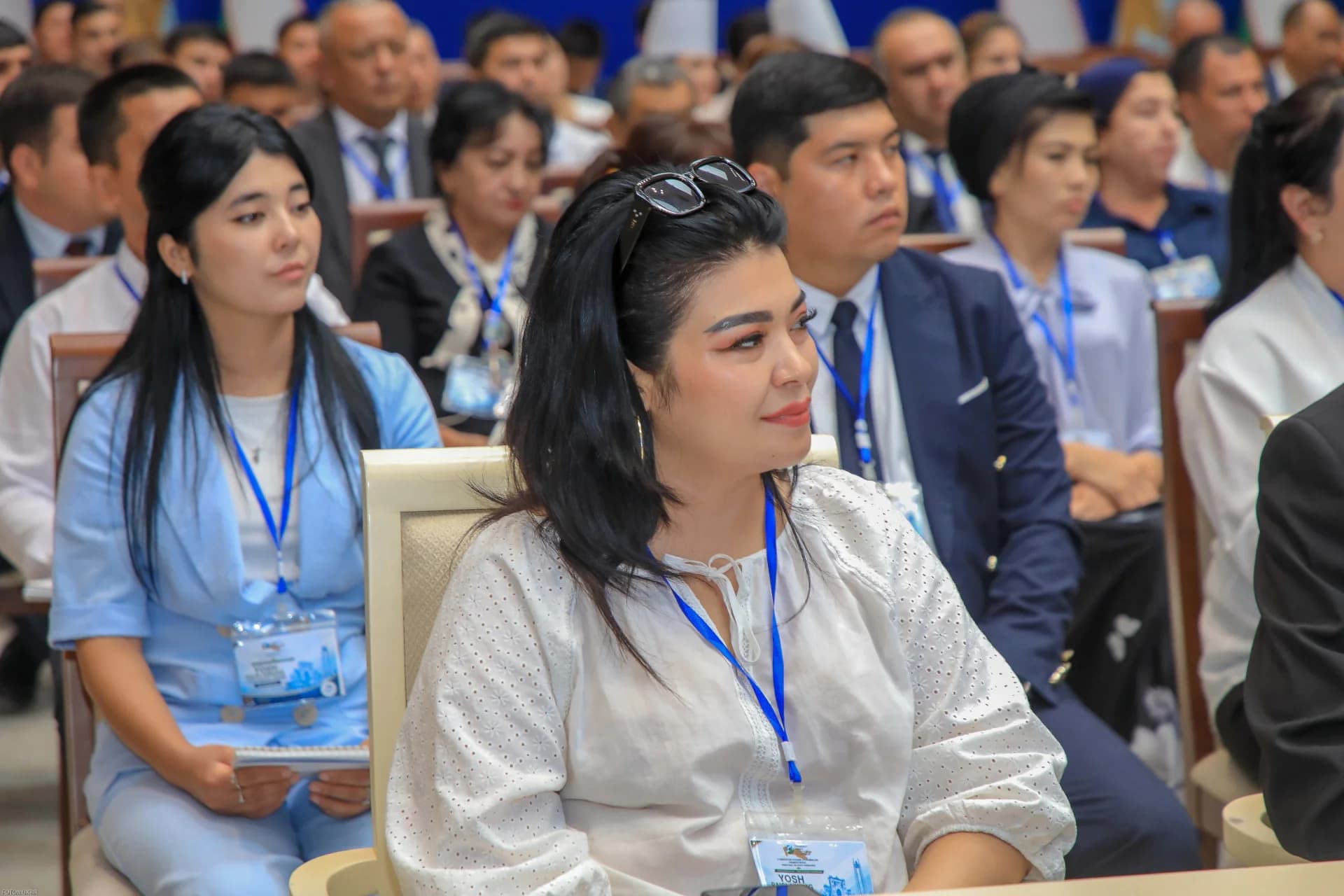 Люди, посещающие конференцию в закрытом зале