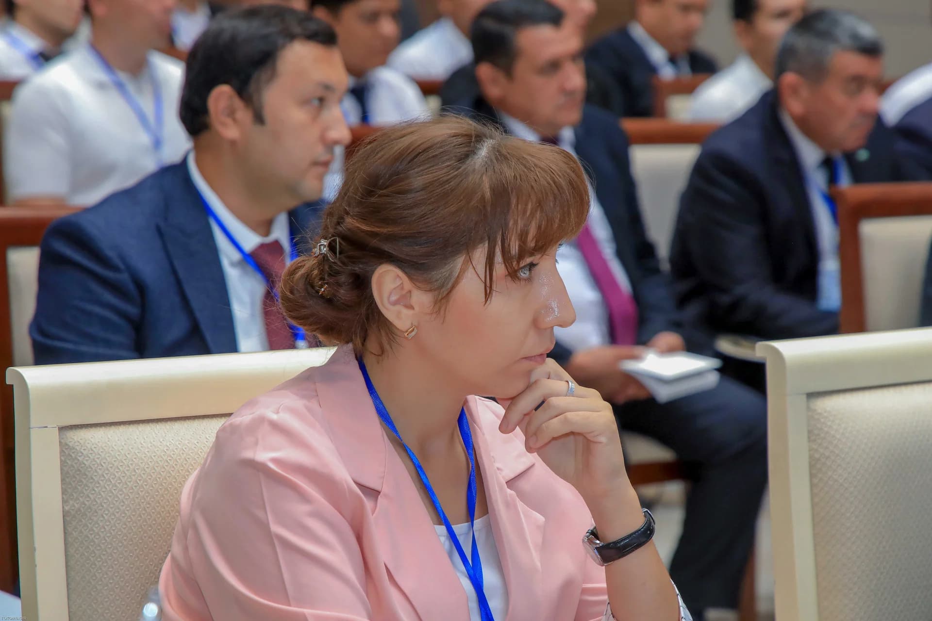 Люди, посещающие конференцию в зале