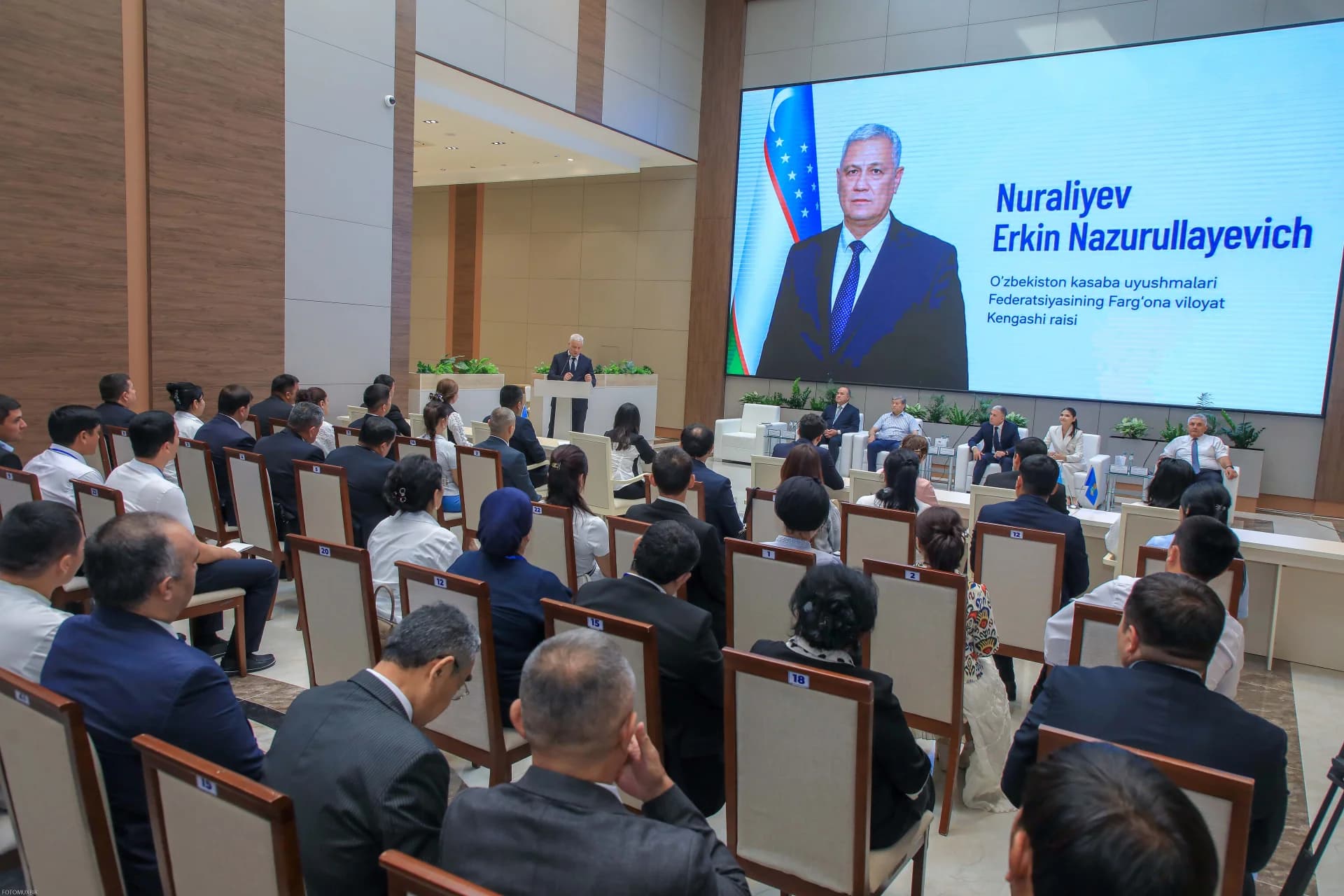 Люди, посещающие конференцию в большом зале