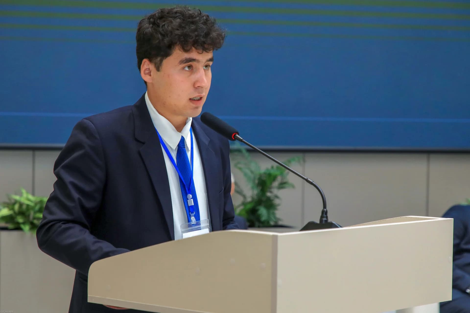 Человек, выступающий на трибуне