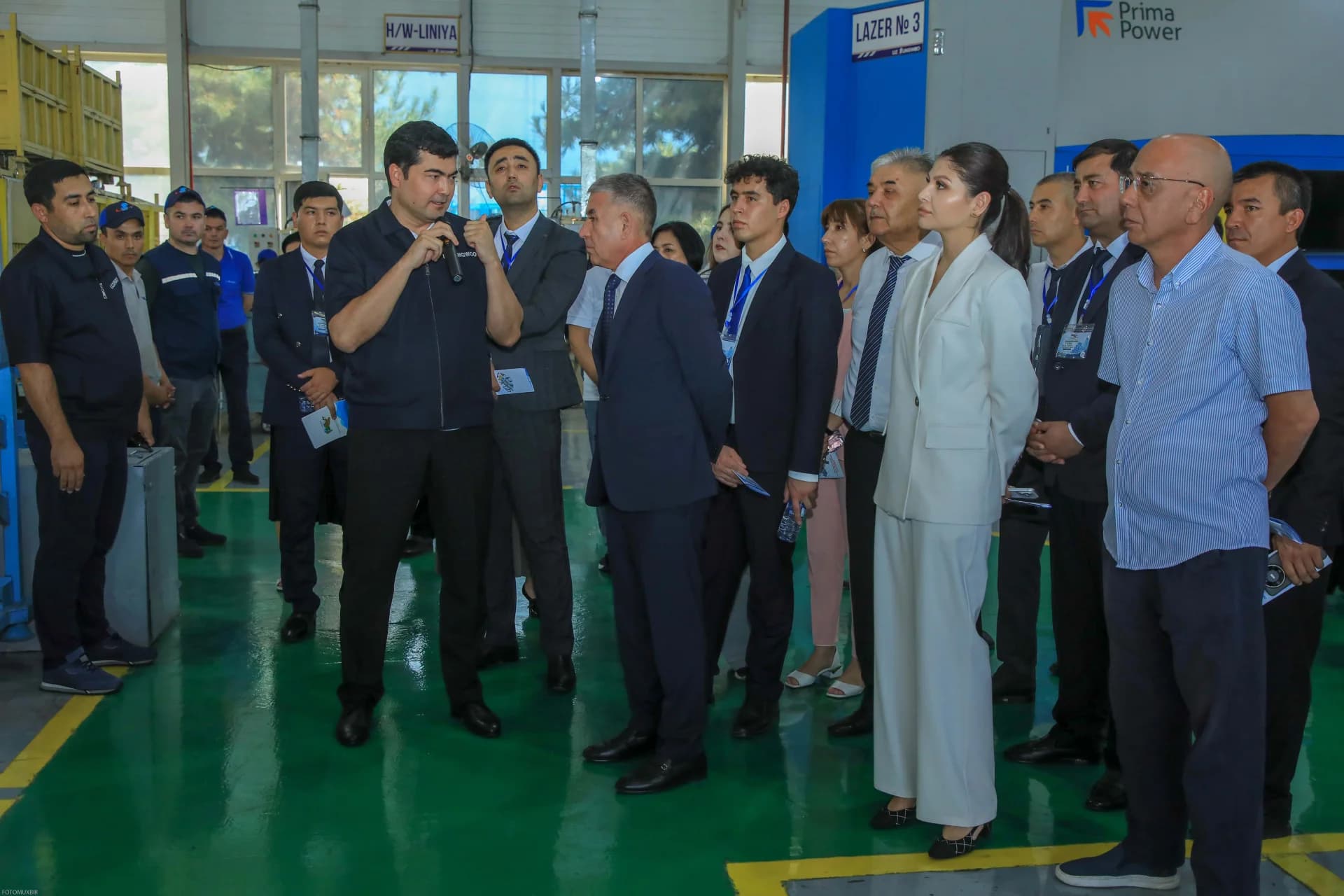 Люди, собравшиеся внутри промышленного объекта