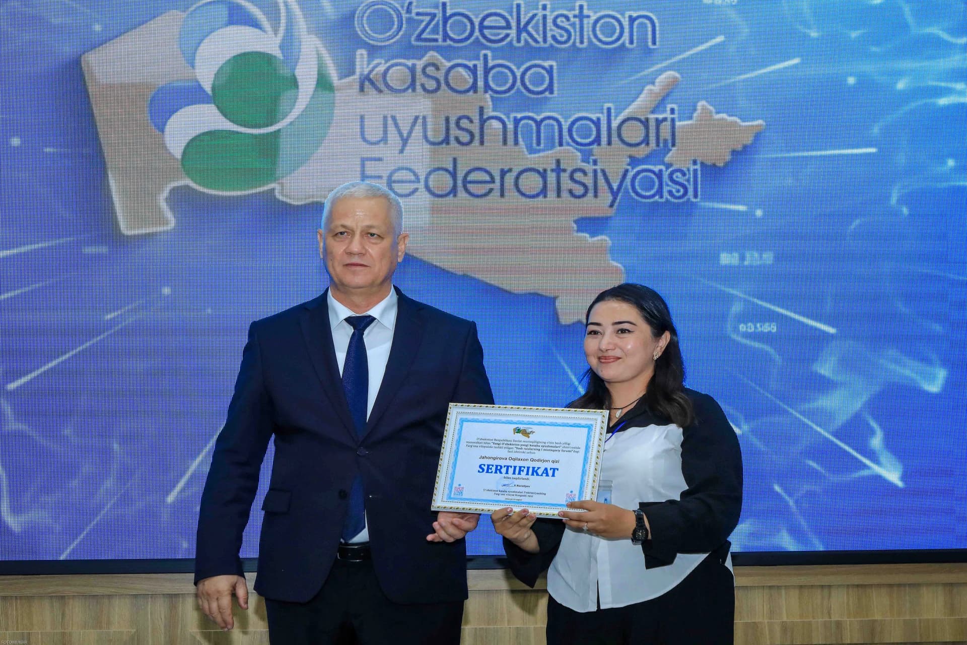 Люди, держащие сертификат перед экраном