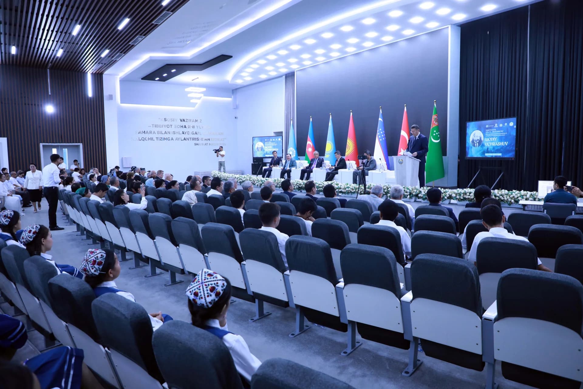 Люди, посещающие конференцию в аудитории
