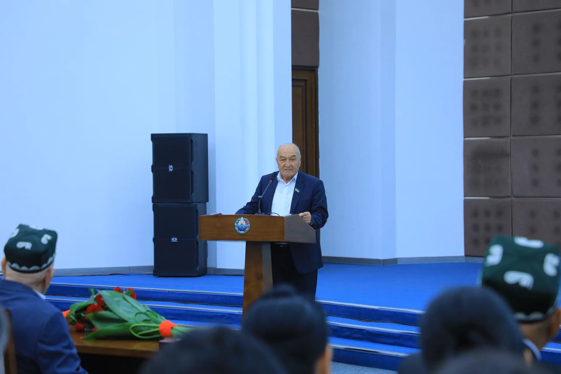 Человек, выступающий на трибуне