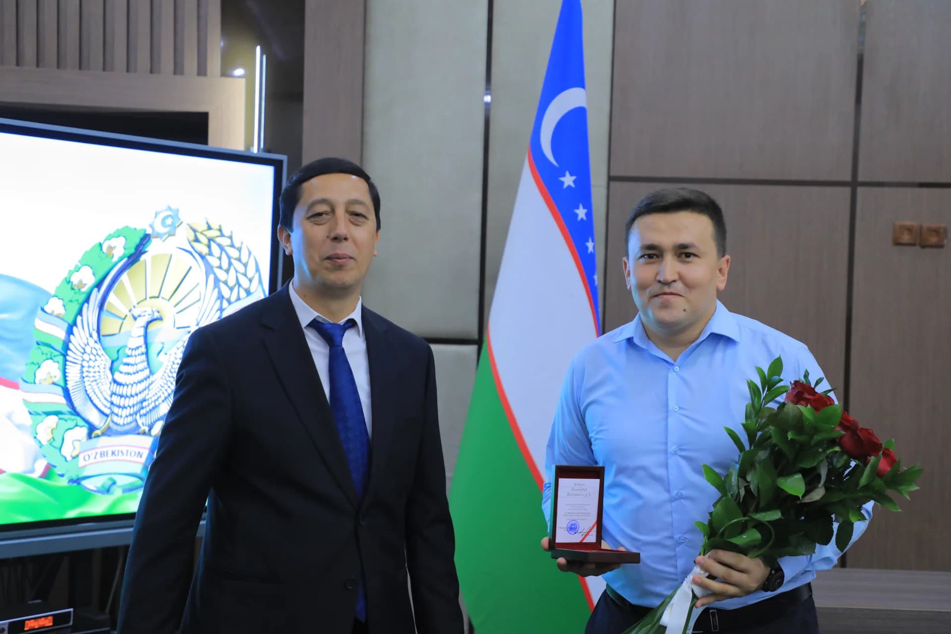 Мужчины, стоящие вместе в помещении