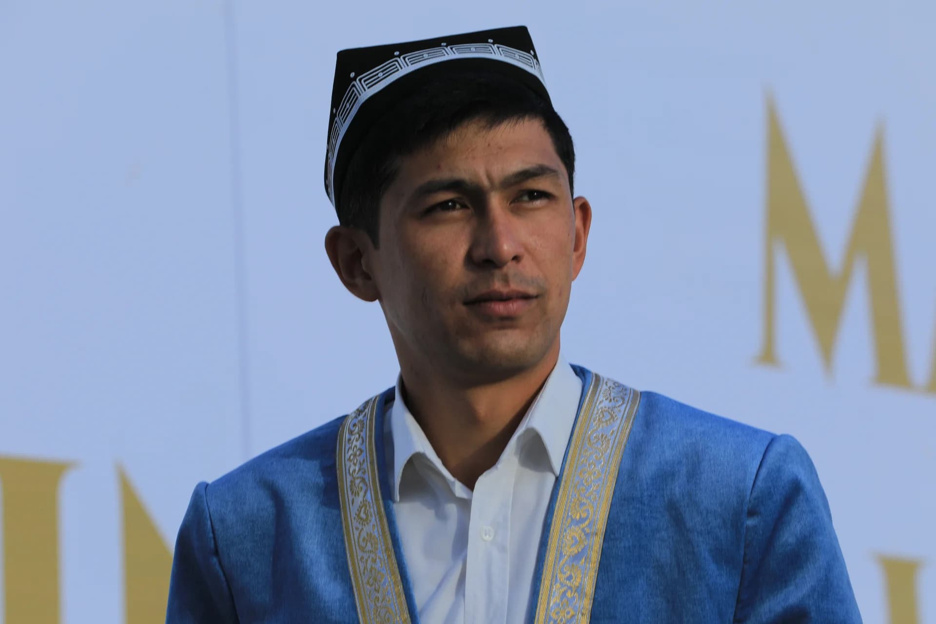 Портрет человека в традиционной одежде