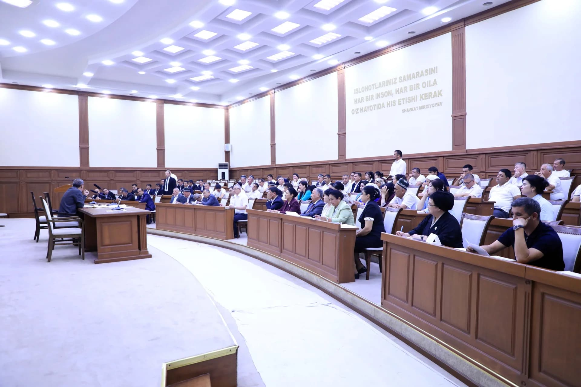 Люди, собравшиеся в большом аудитории для встречи