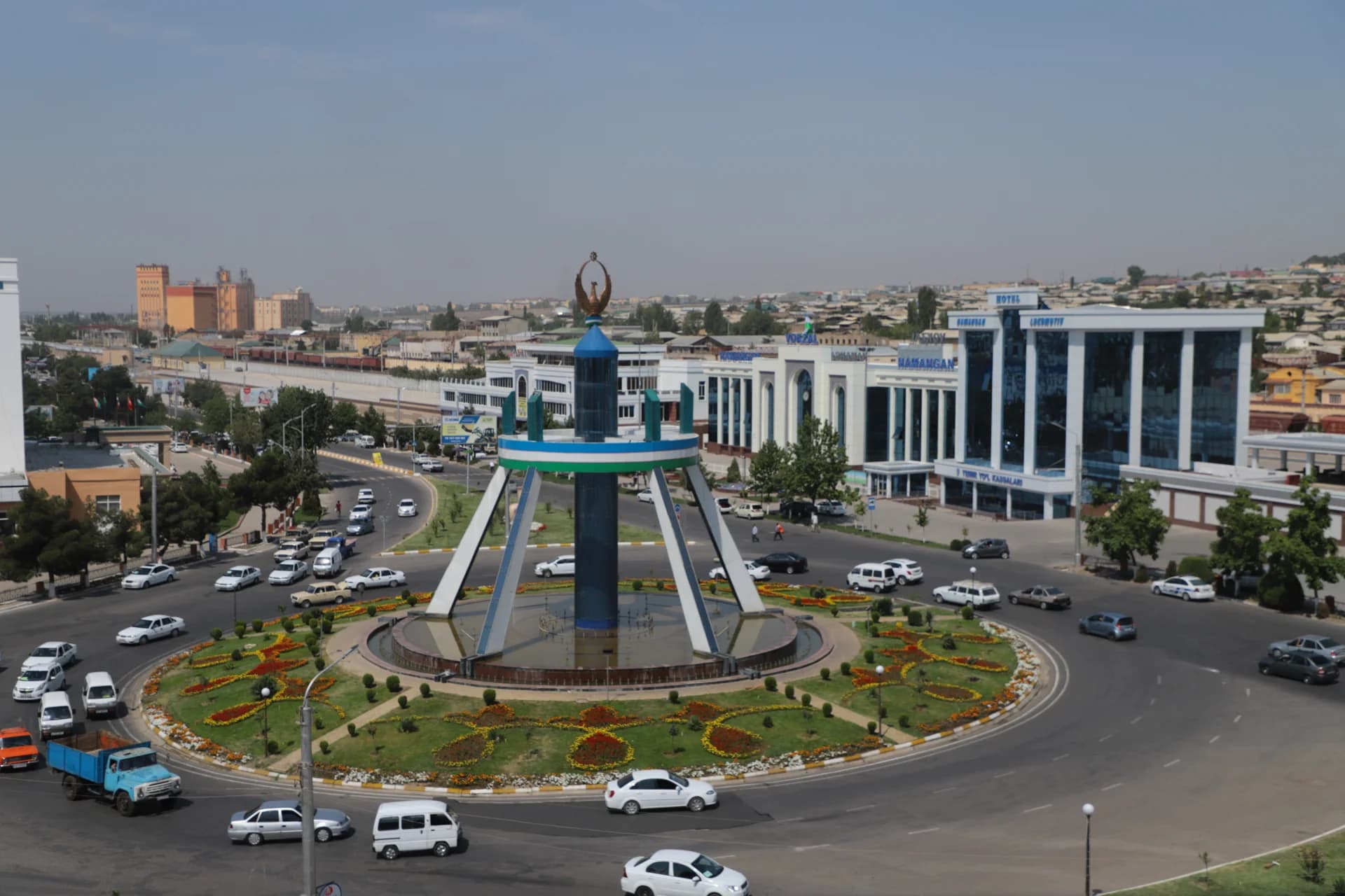 High-angle view of a city roundabout with a central monument and vehicle traffic