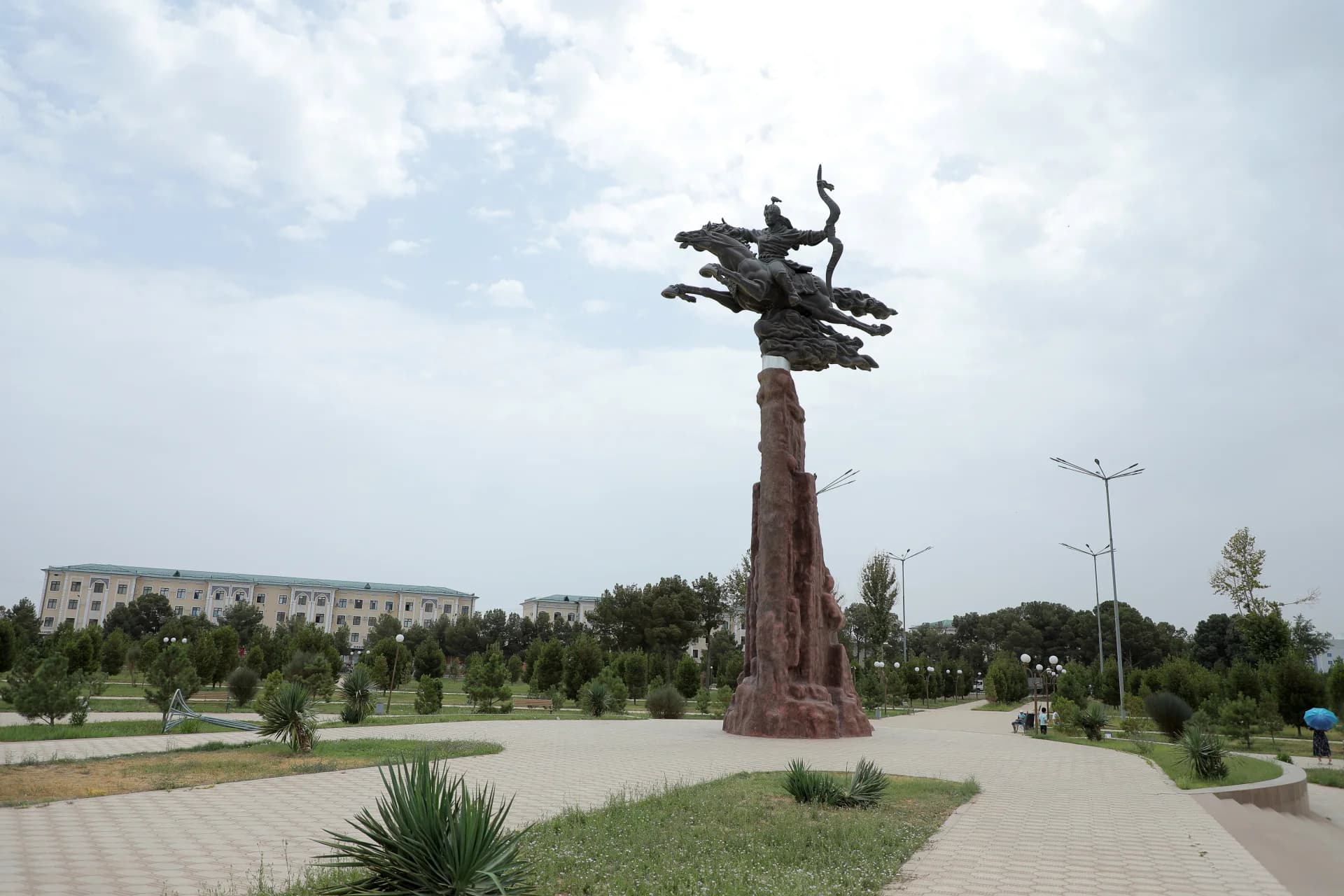 Памятник в общественном парке